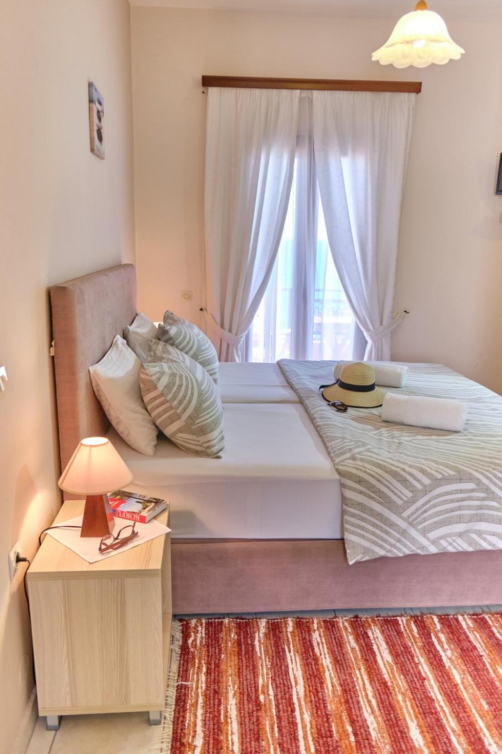 Houmis Apts & Guest house *