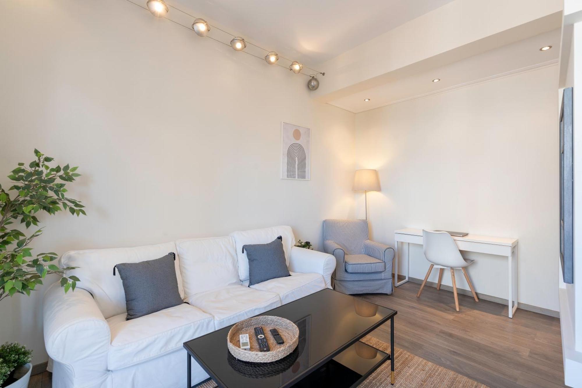 Oasis: Newly Renovated 2br In Center Apartment
