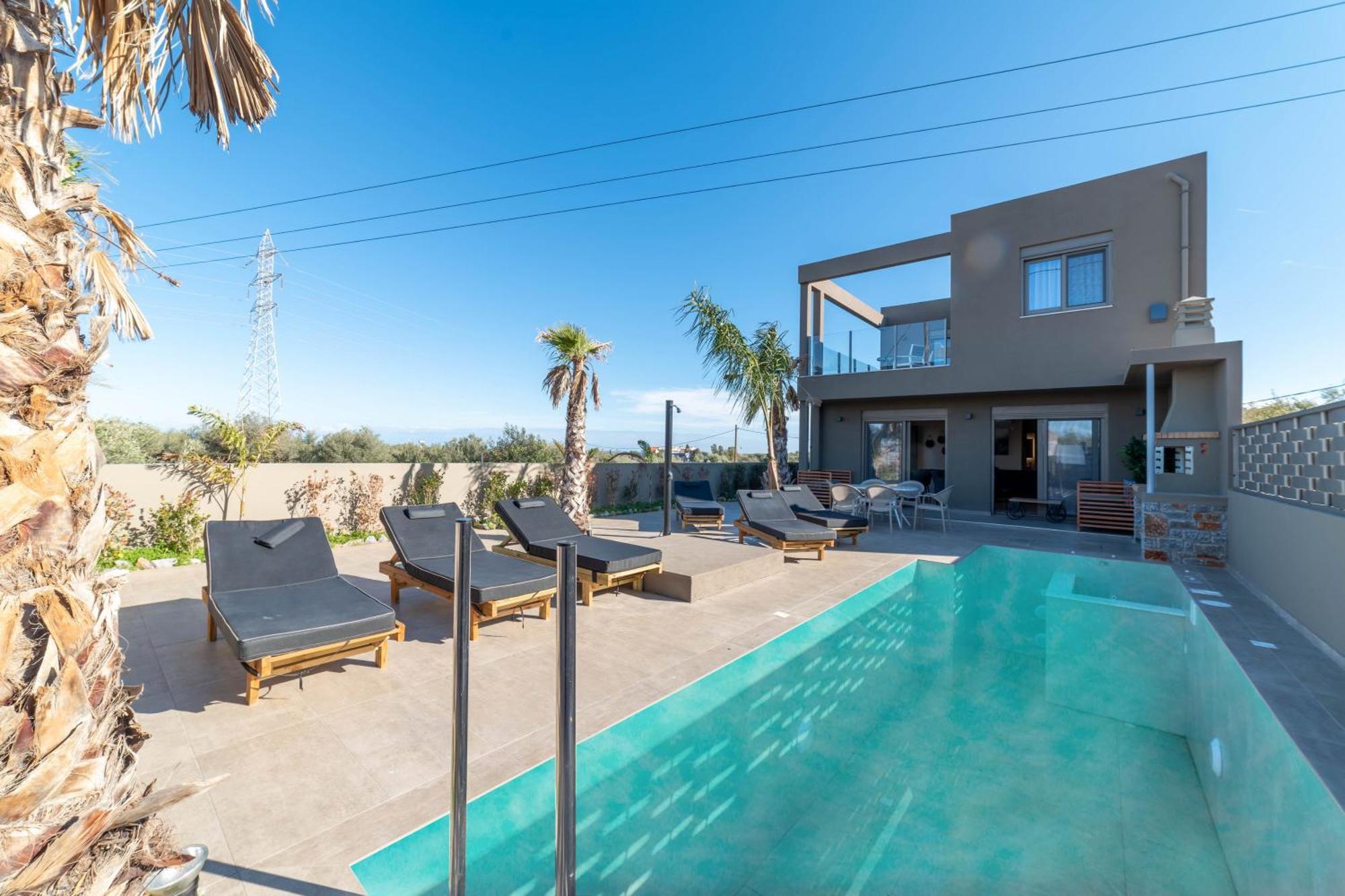 Naturalia Grey Luxury - Private Pool - Sleeps 8 *