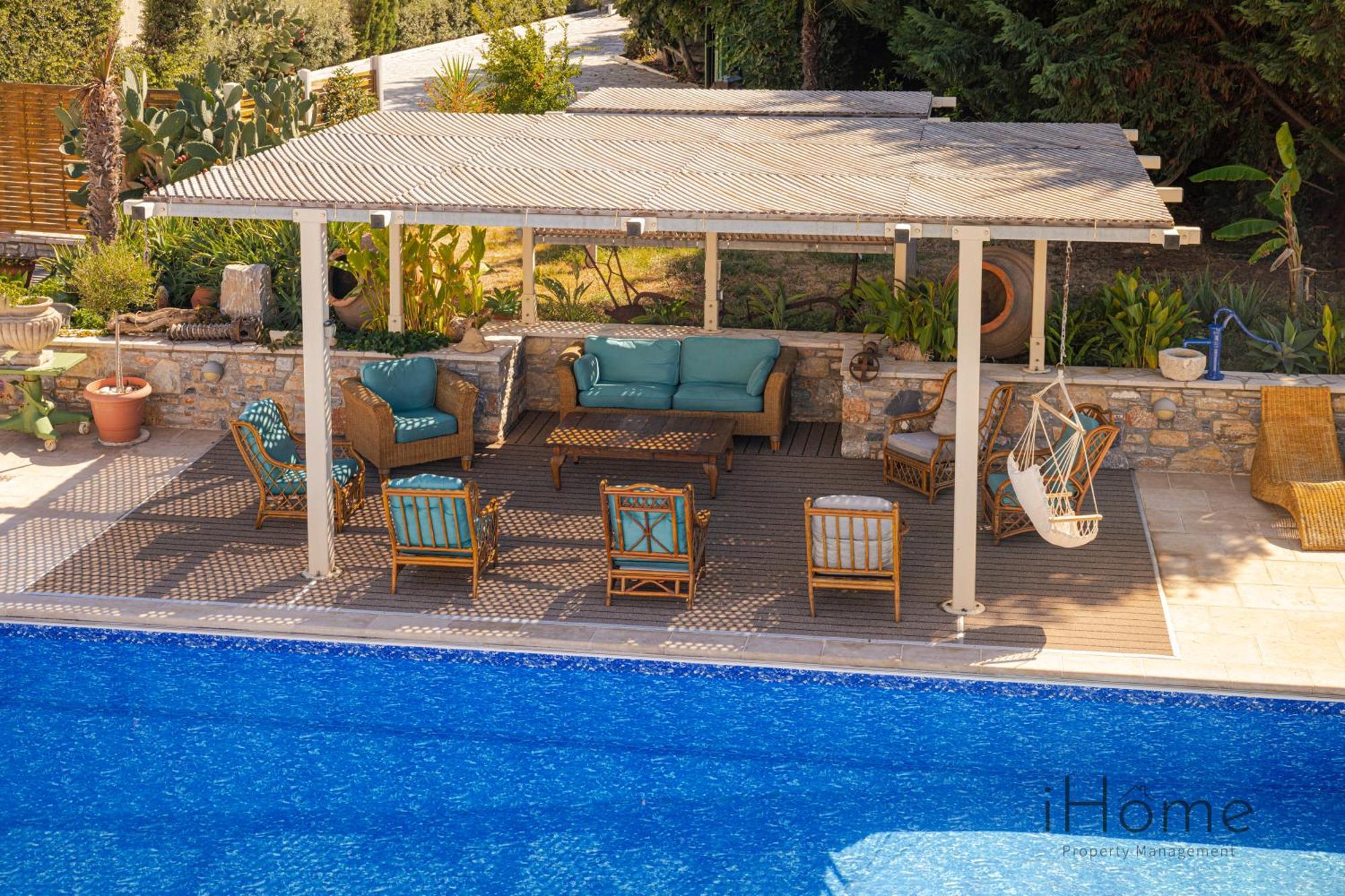 The House - Mansion With Swimming Pool