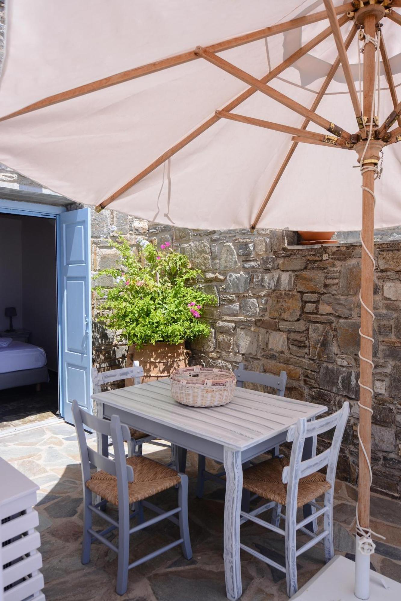 Pende Traditional Serifos Town