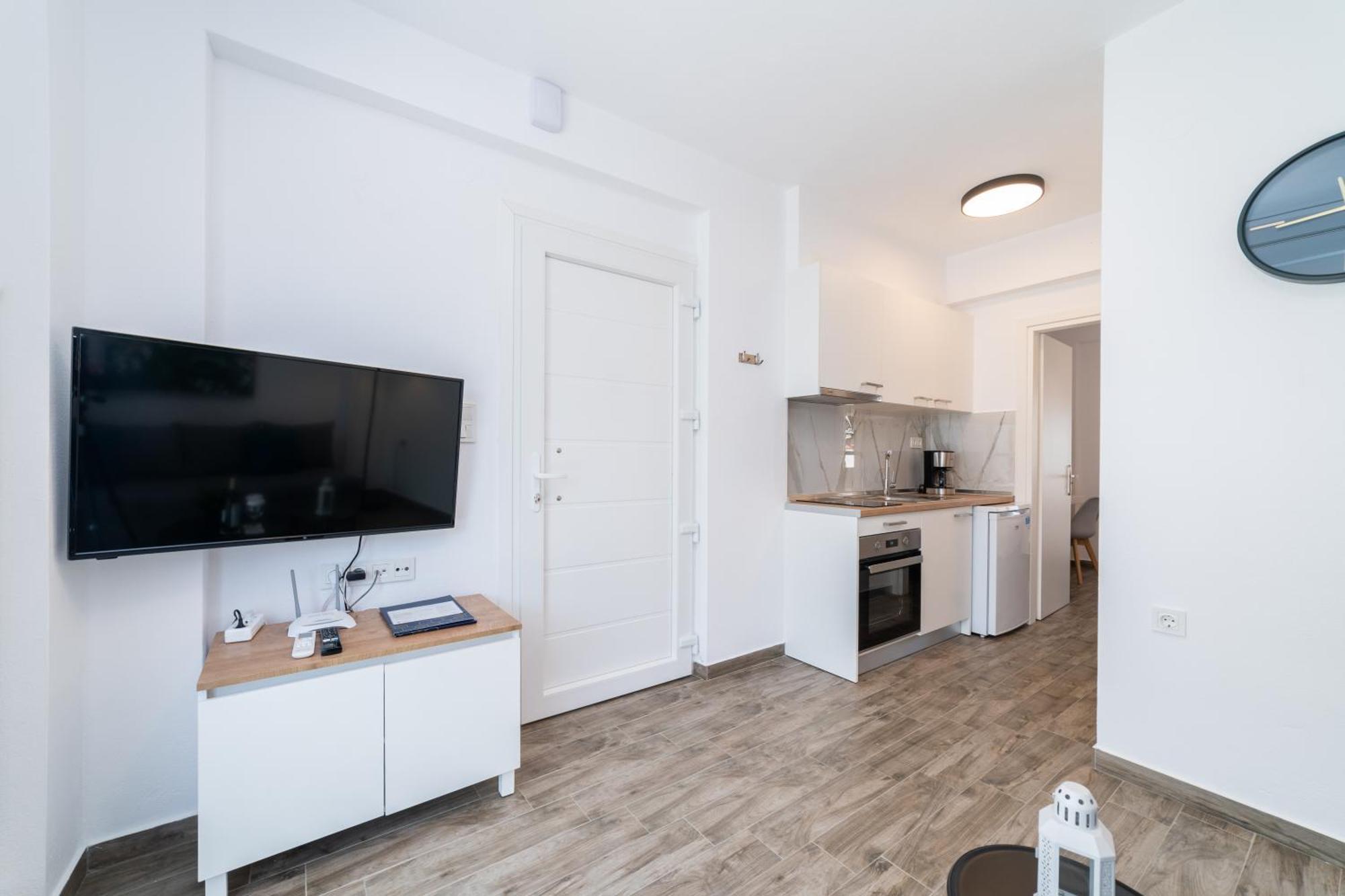 Kleoniki & Irida Residential Complexes * Ofrinion