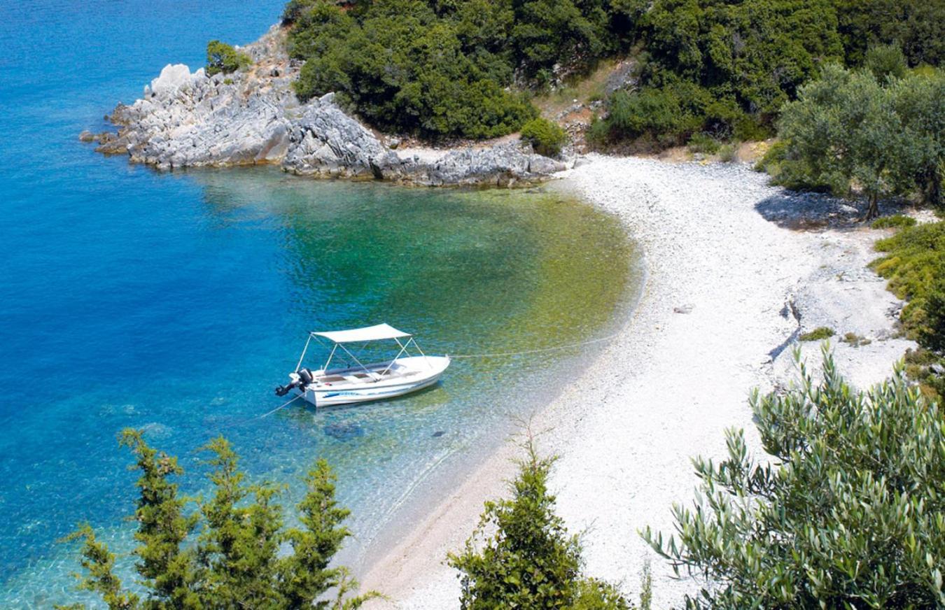 Villa Loutsa Waterside *