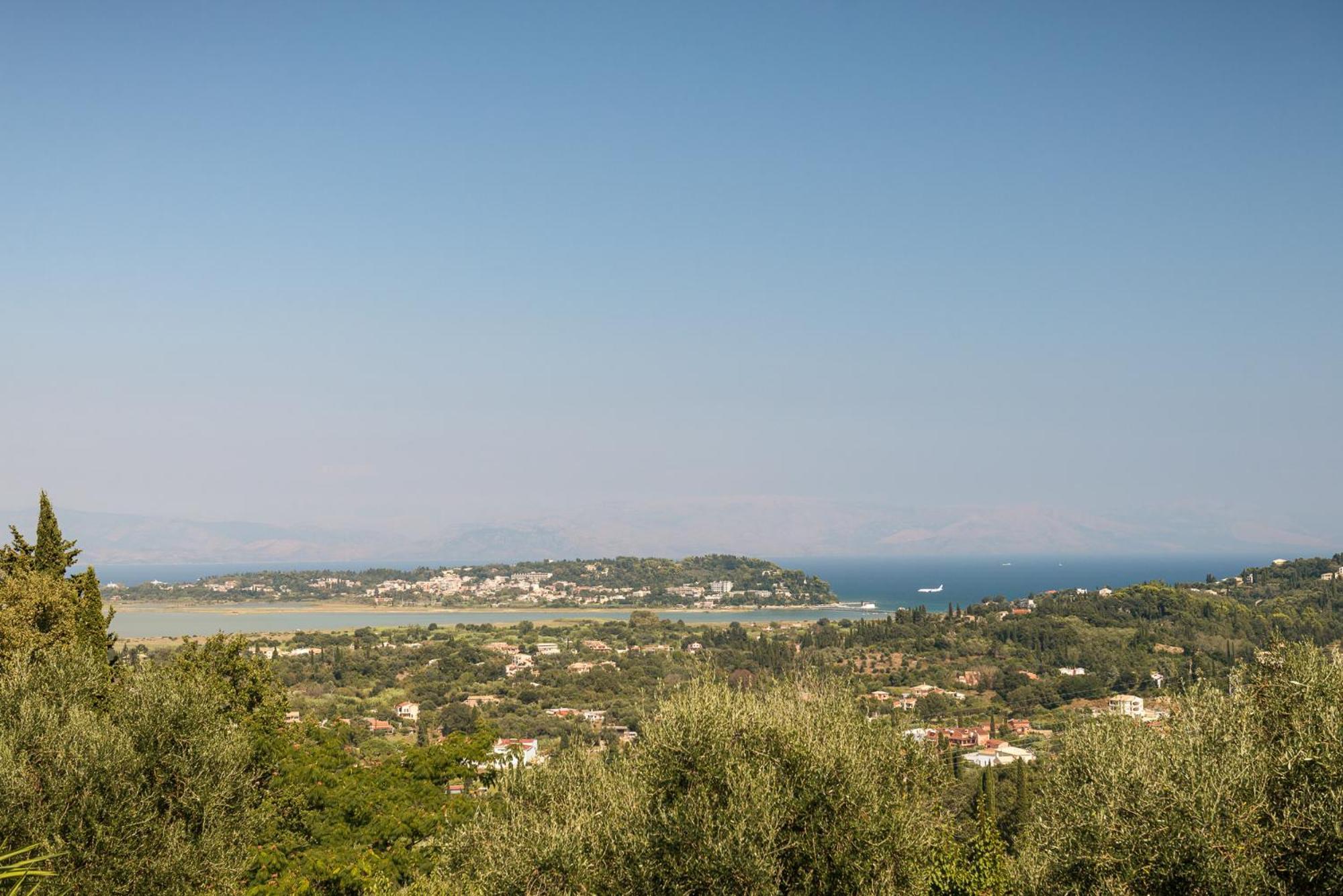 House With Private Mini Pool Jacuzzi & Holiday home Viros