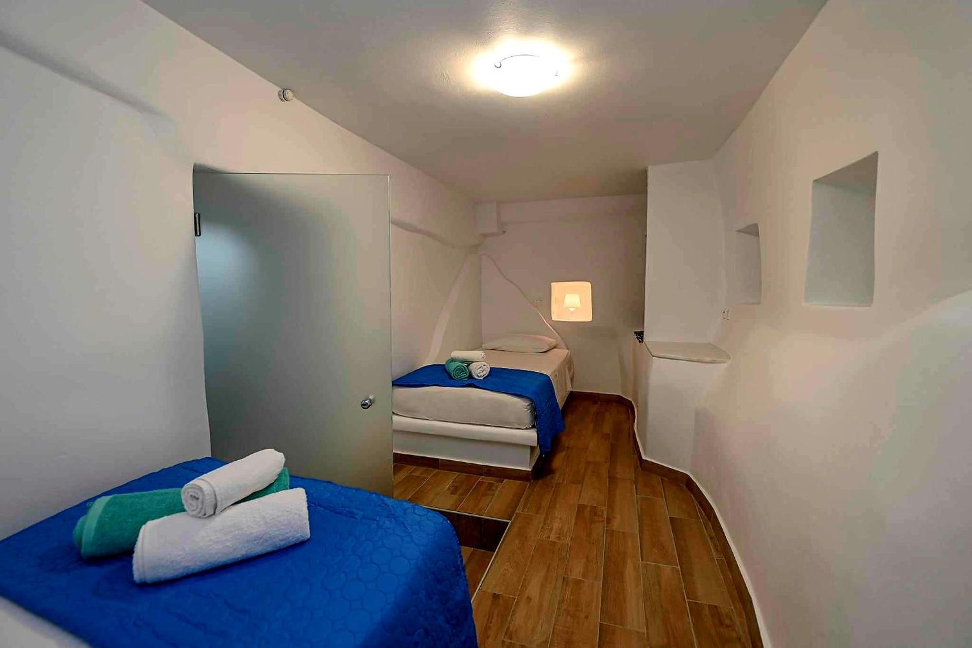 Charming 2br Hilltop Serenity Suite, Lively Greek Village Apartment *