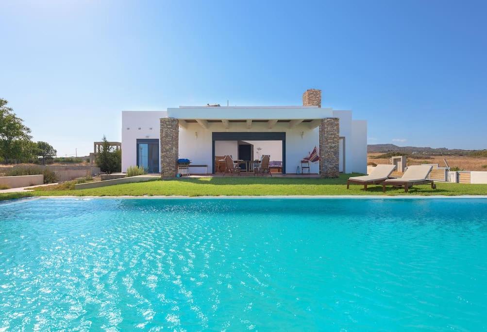 Cristelia Seafront & Pool Villa