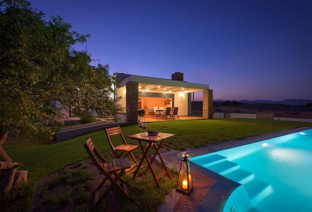 Cristelia Seafront & Pool Villa *