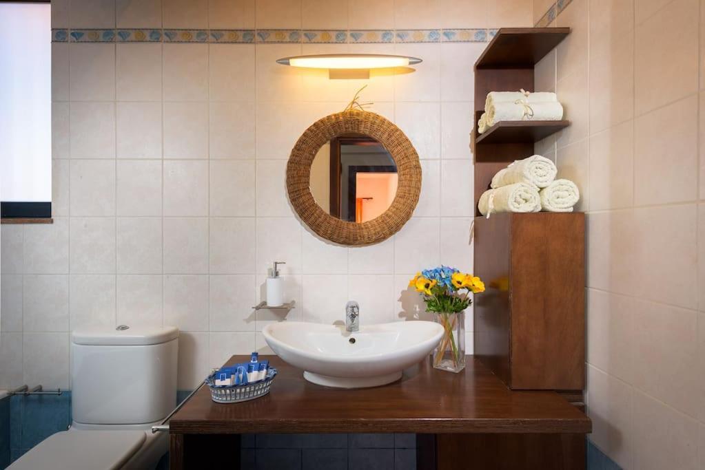 Villa Cristelia Seafront & Pool *