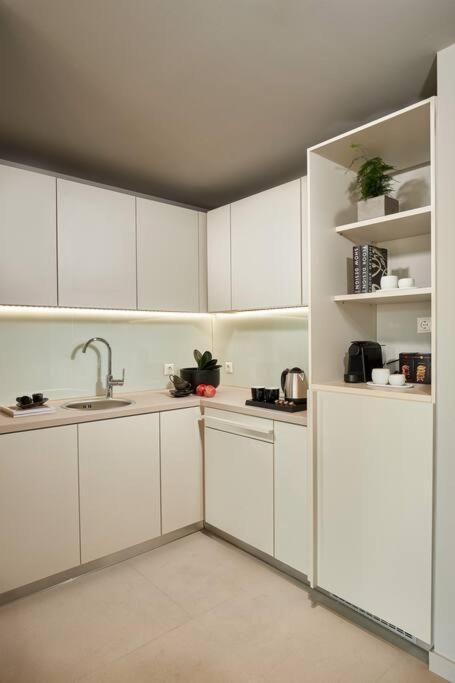 Cw Riviera Apartment Athens