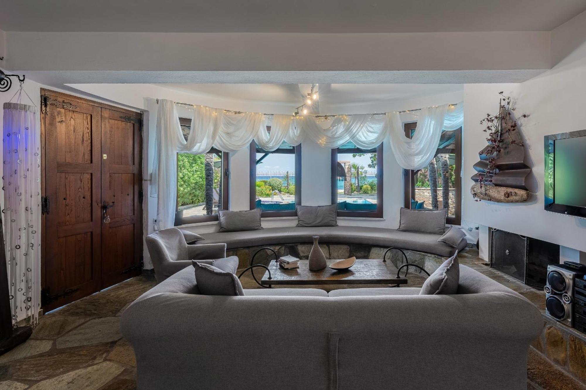 Efharis Beachfront Villa Platamonas