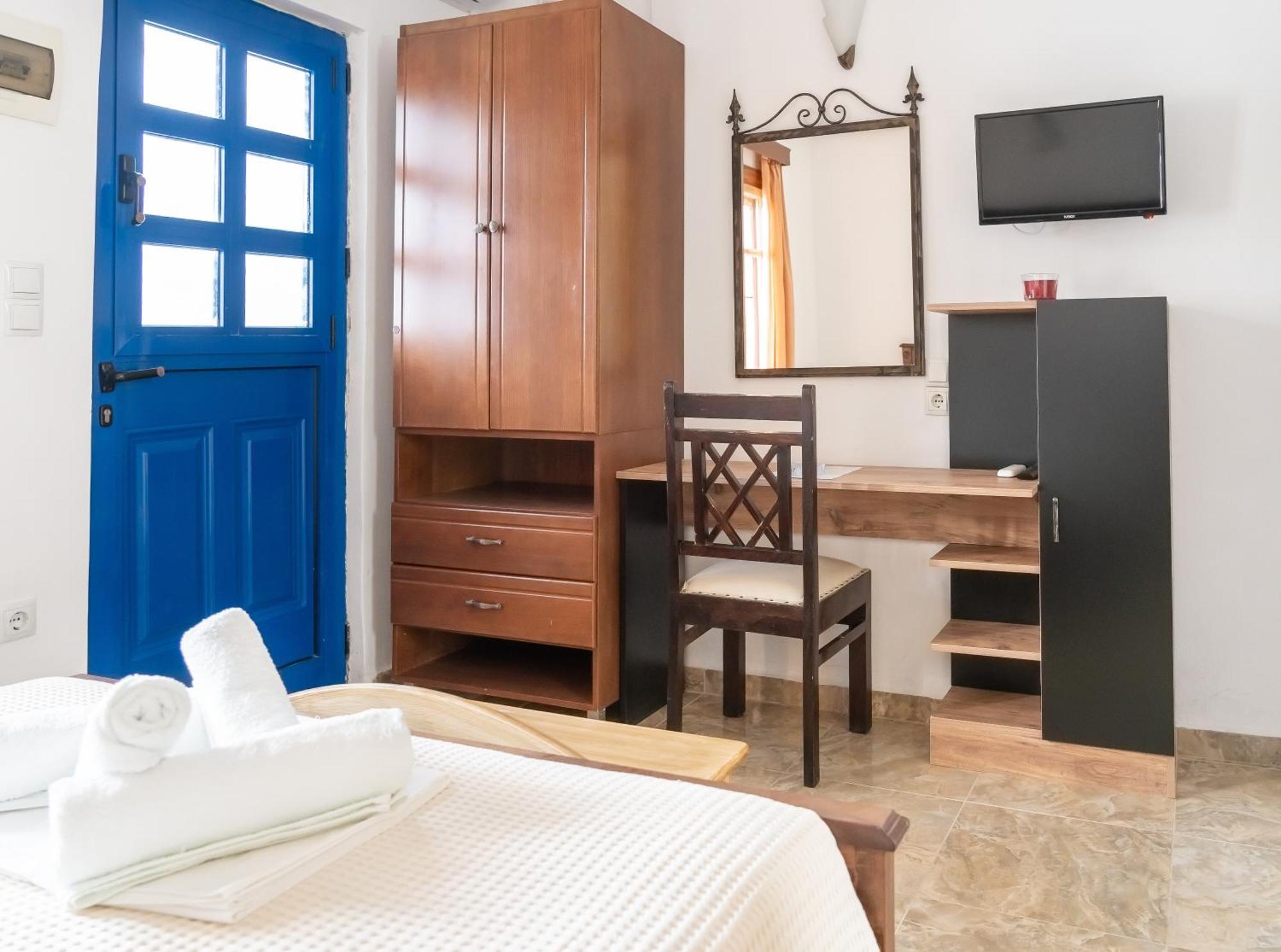 Alexandros By The - Serifos Guest house Livadakia