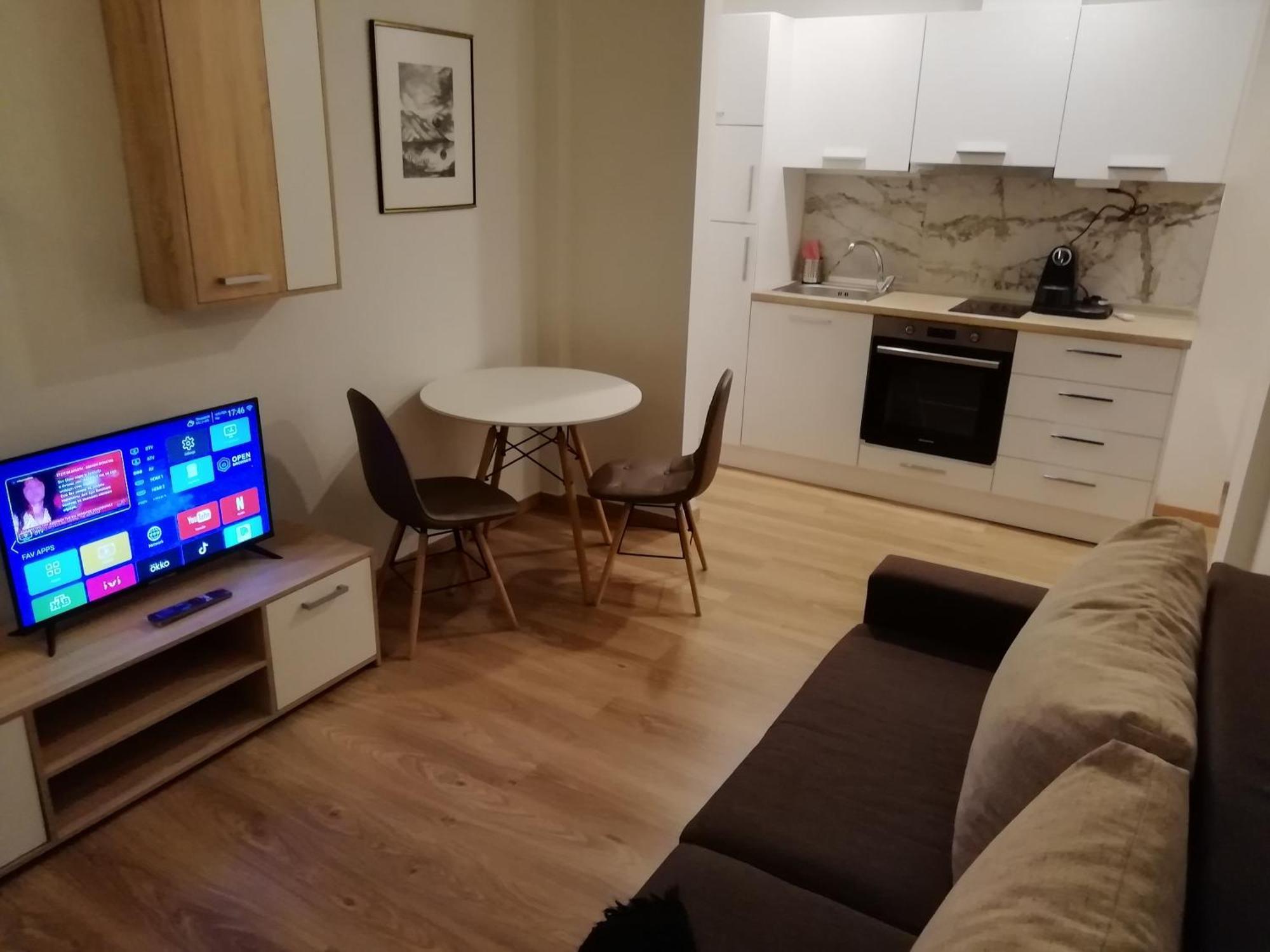 Apartment On Clock Square D2 *