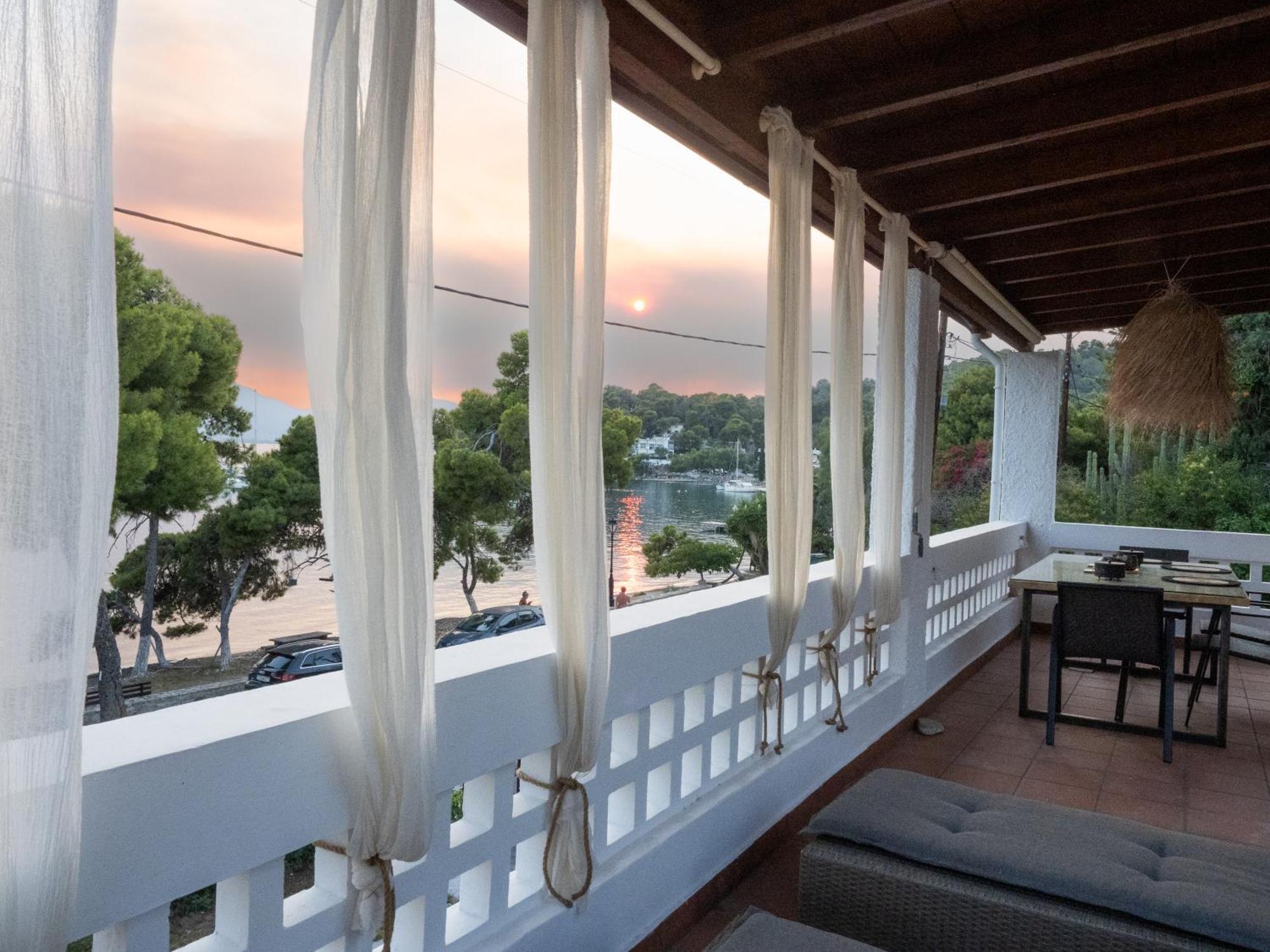 Seaview - Poros Relaxing Beachfront Flat Poros Town