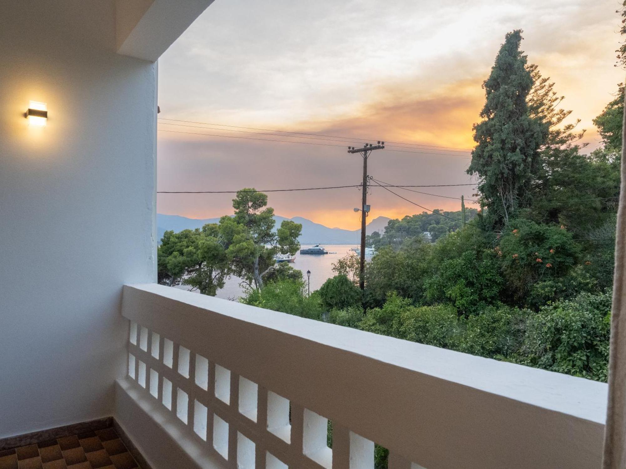 Seaview - Poros Relaxing Beachfront Flat Apartment