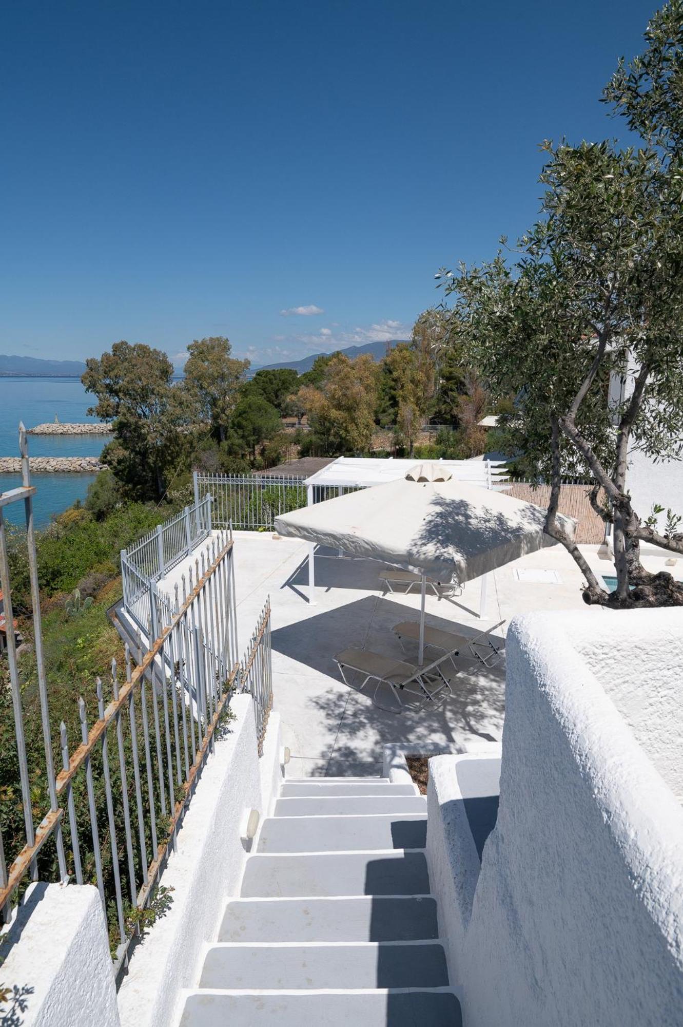 Pouletis Family - Akroyali Seaview Getaways * Kalamata