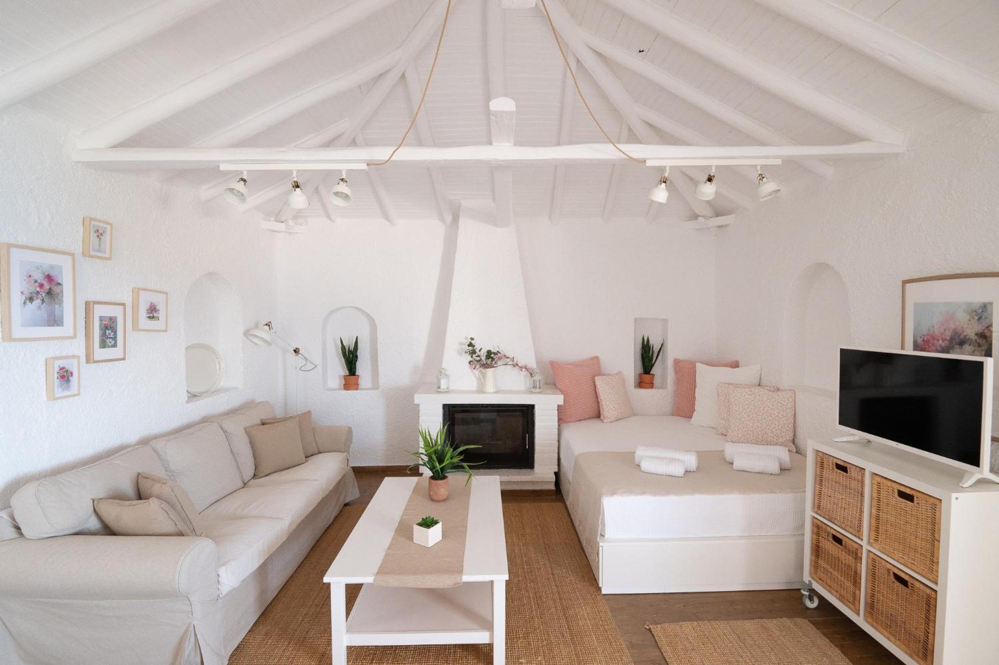 Pouletis Family - Akroyali Seaview Getaways Holiday home