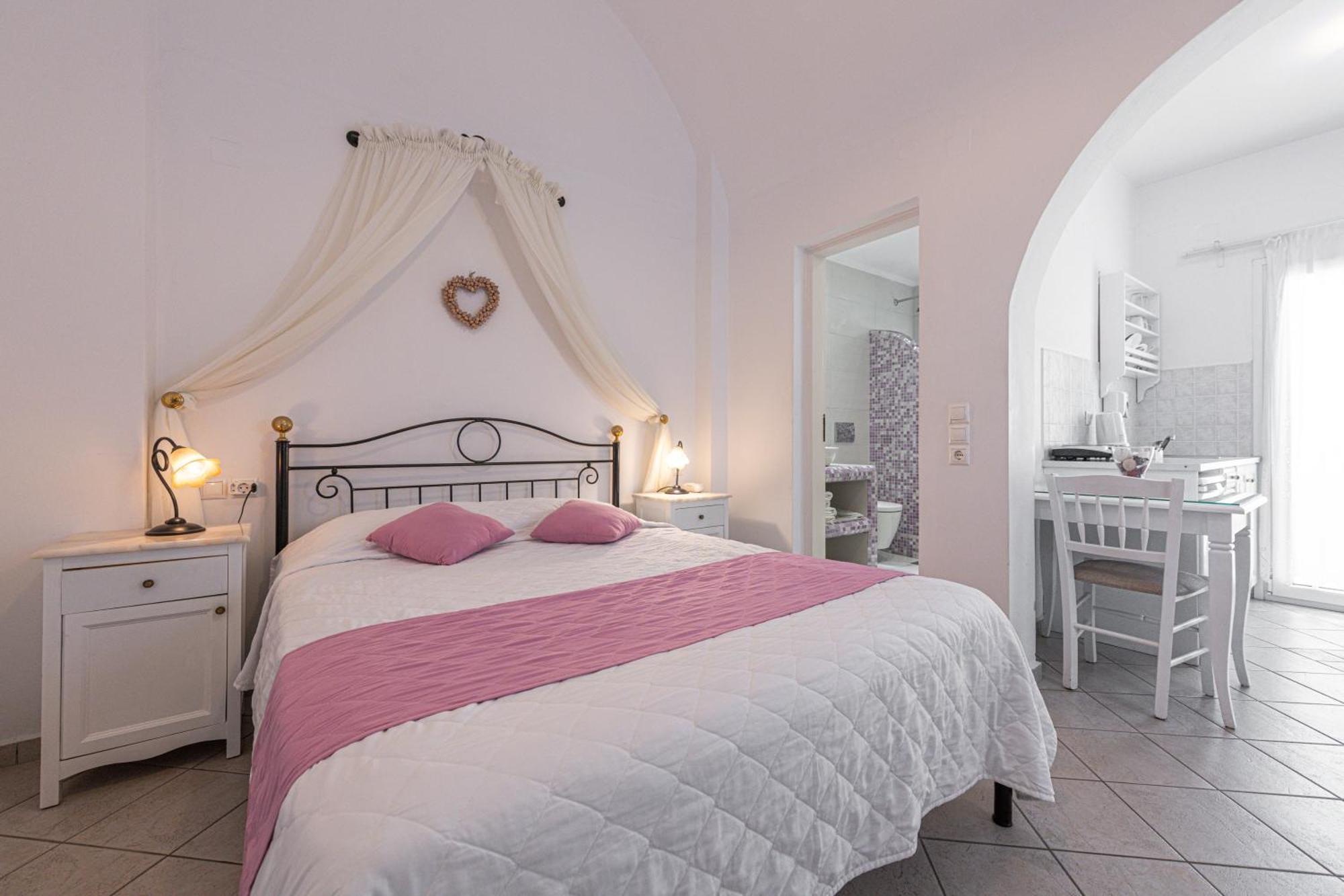Reverie Santorini Aparthotel 3*