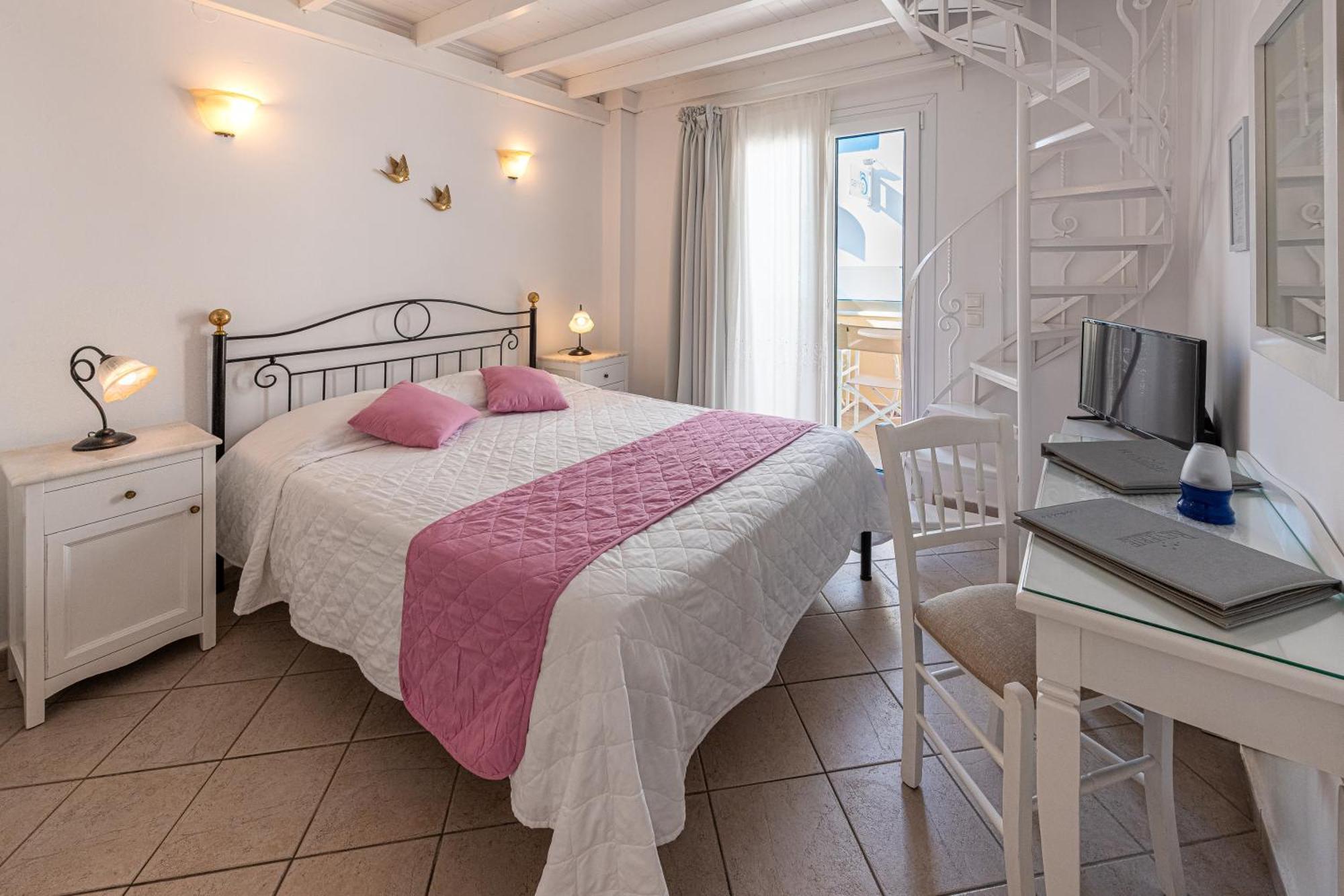 Reverie Santorini 3*