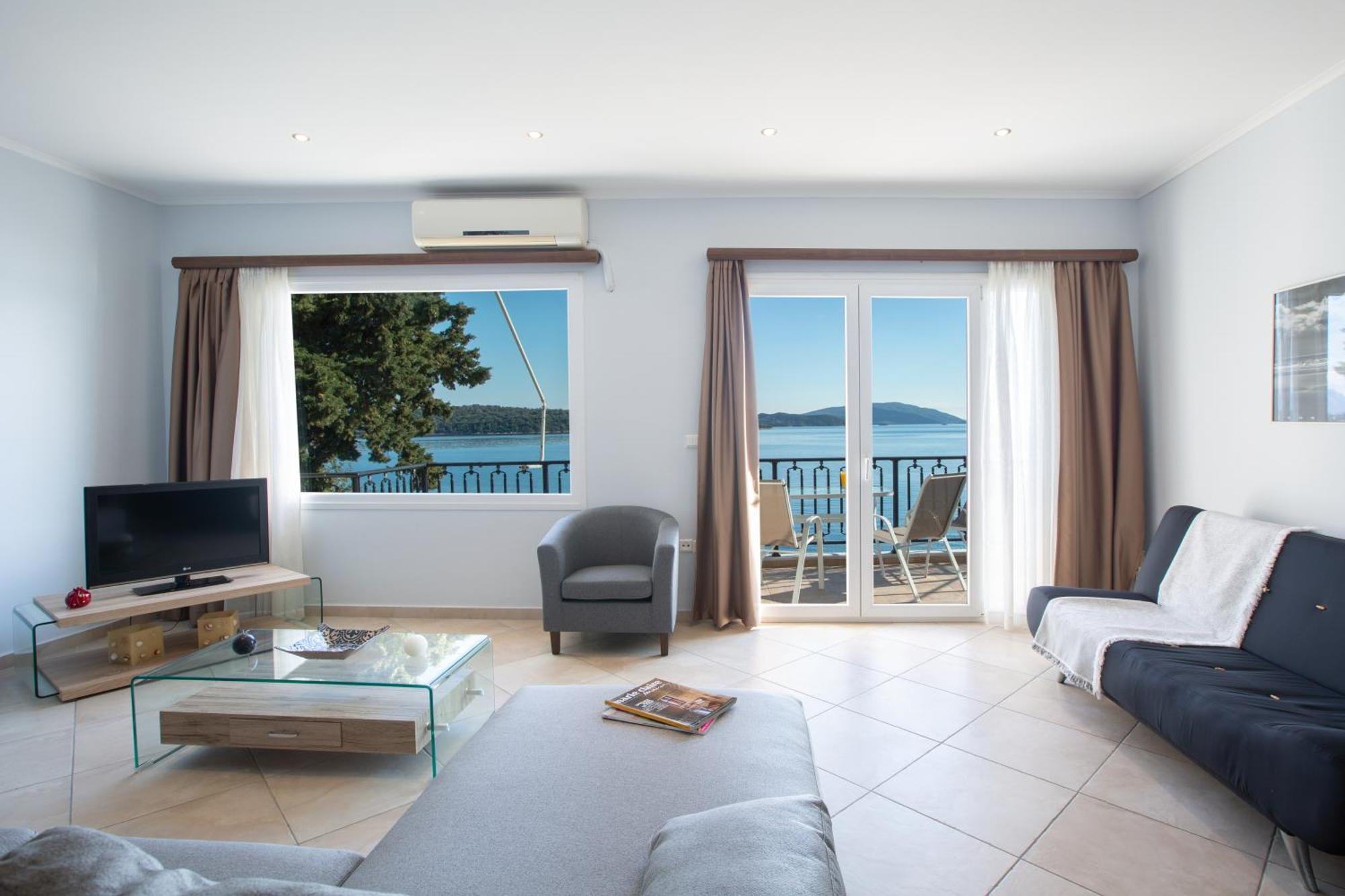 Apartment Agoritsa Beachfront With Its Own Pontoon Nydri (Lefkada)
