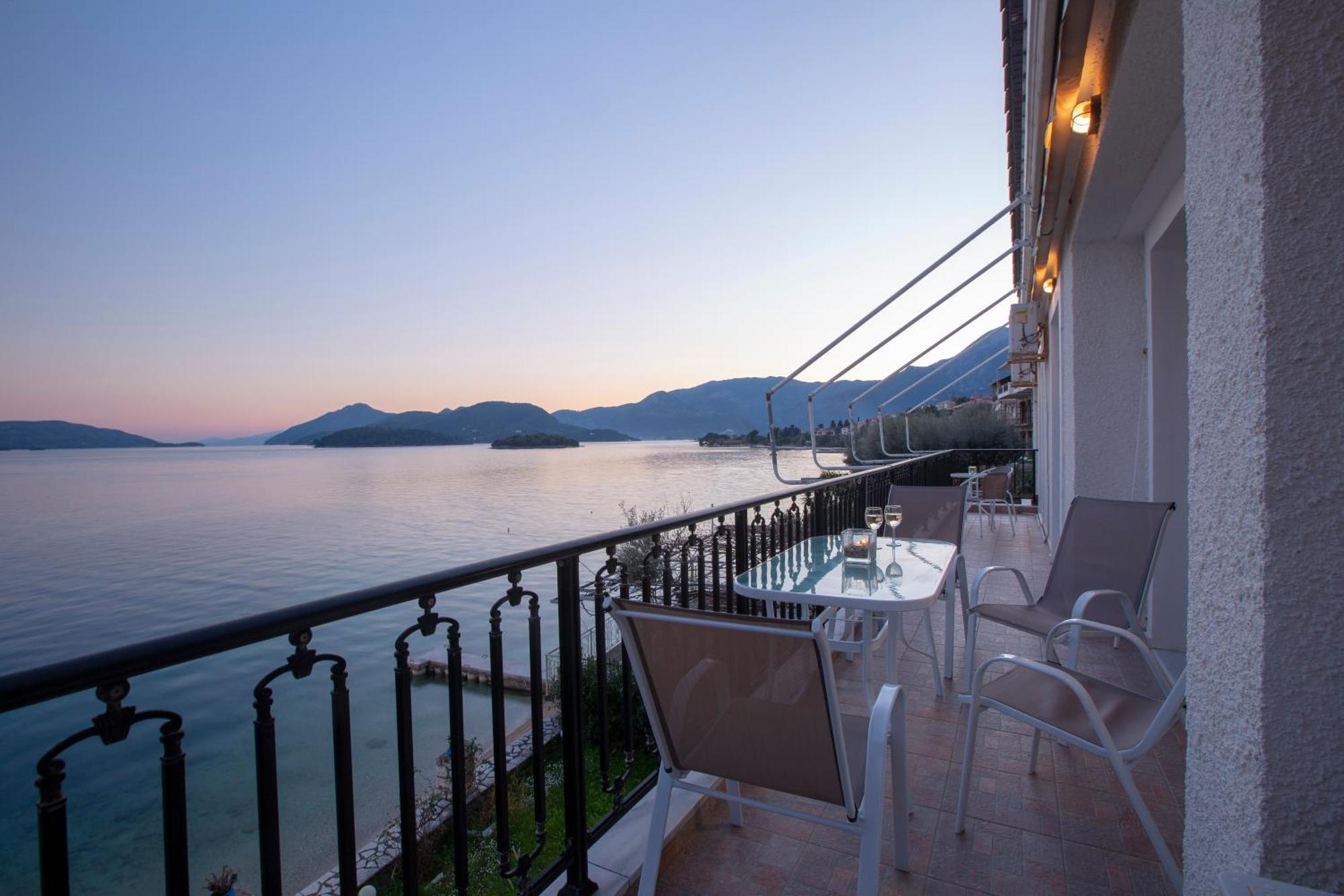 Apartment Agoritsa Beachfront With Its Own Pontoon *