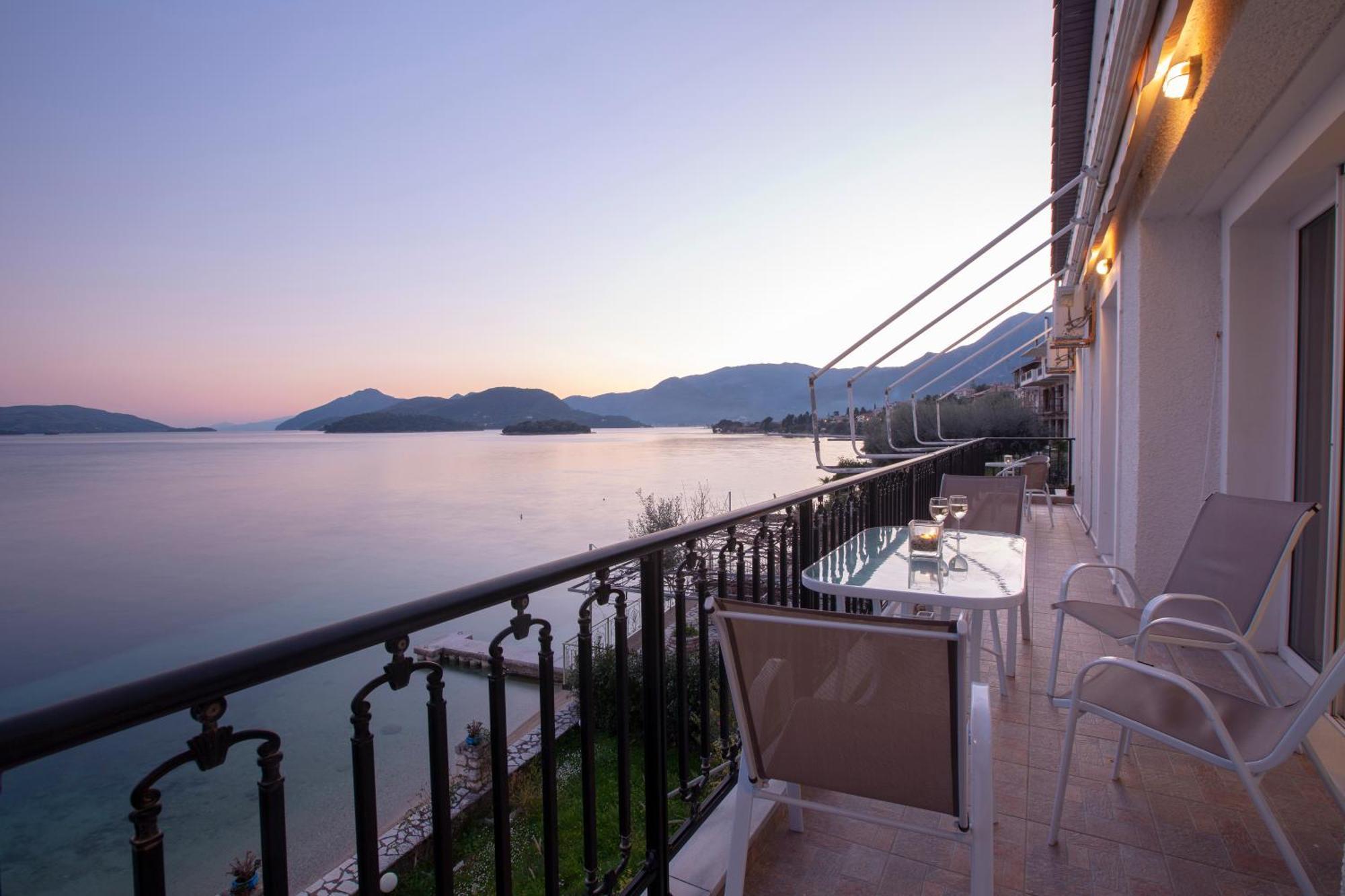 Apartment Agoritsa Beachfront With Its Own Pontoon Nydri (Lefkada)