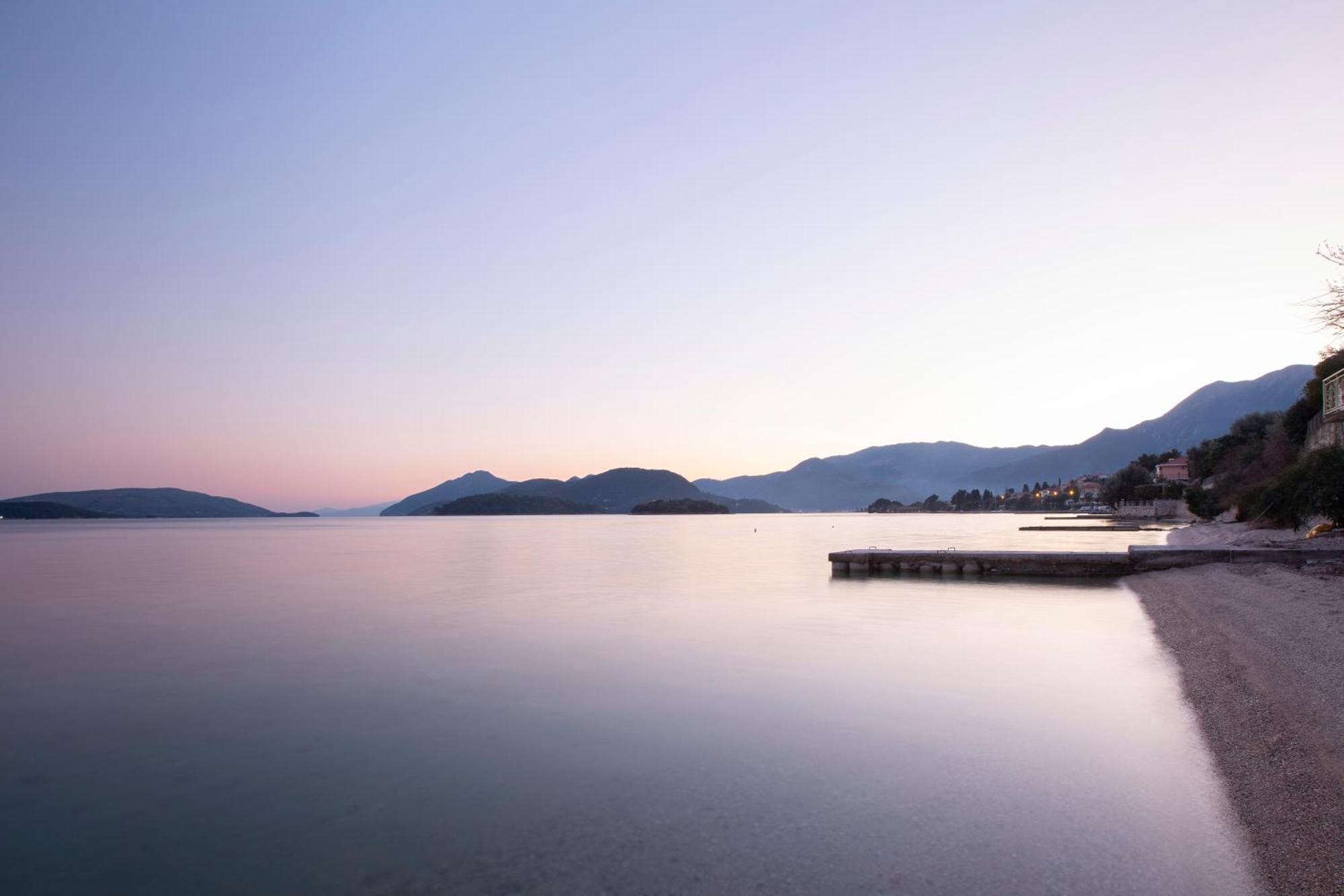 Apartment Agoritsa Beachfront With Its Own Pontoon
