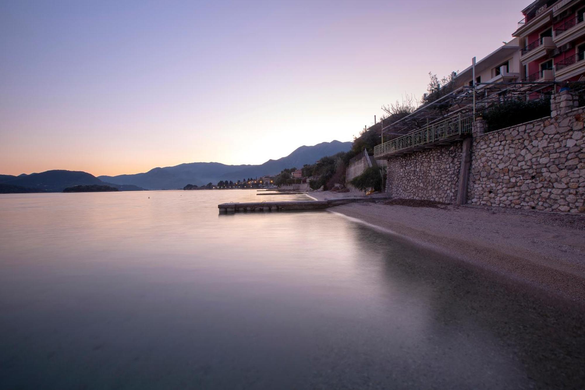 Apartment Agoritsa Beachfront With Its Own Pontoon *