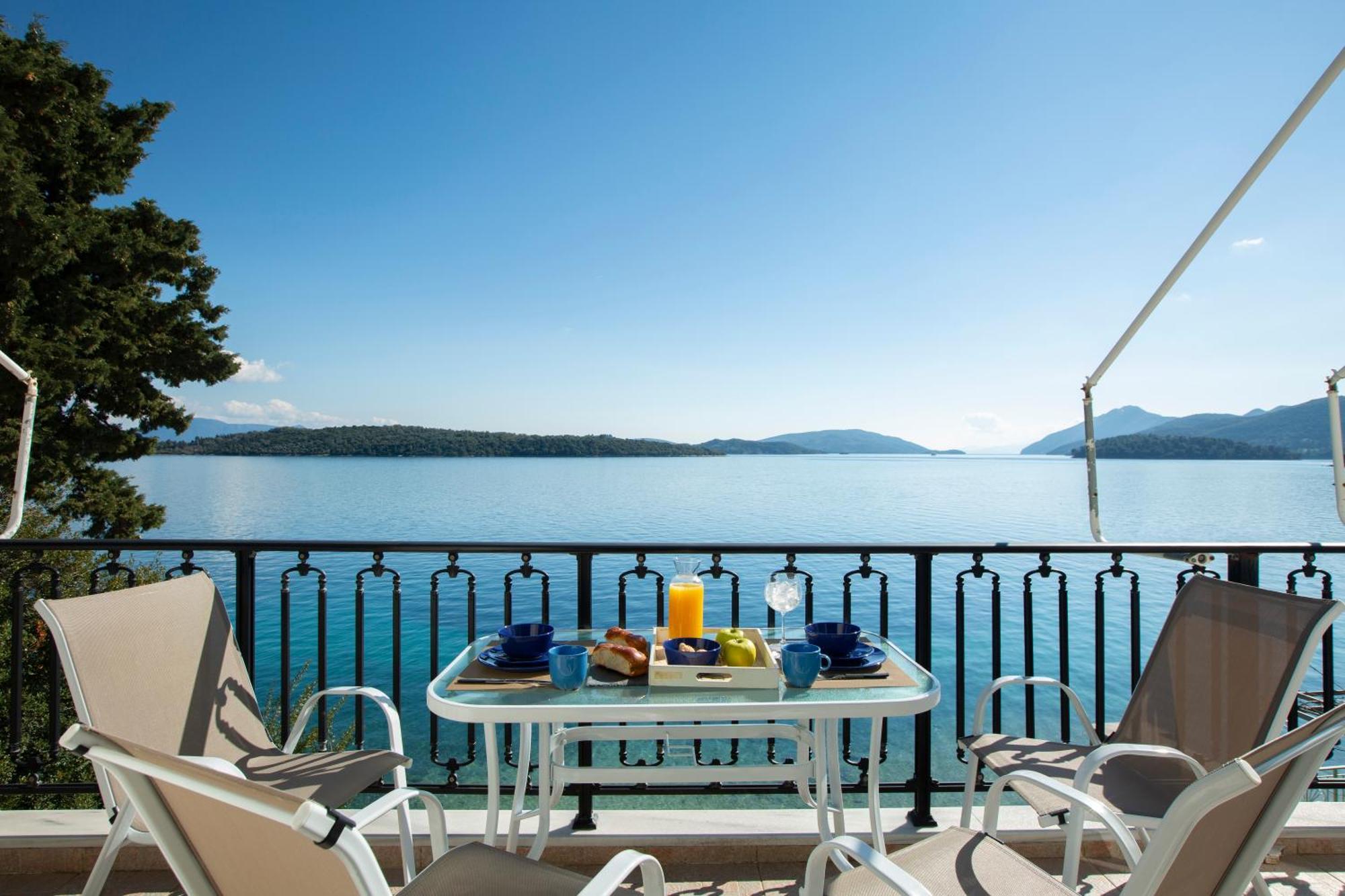 Apartment Agoritsa Beachfront With Its Own Pontoon Nydri (Lefkada)