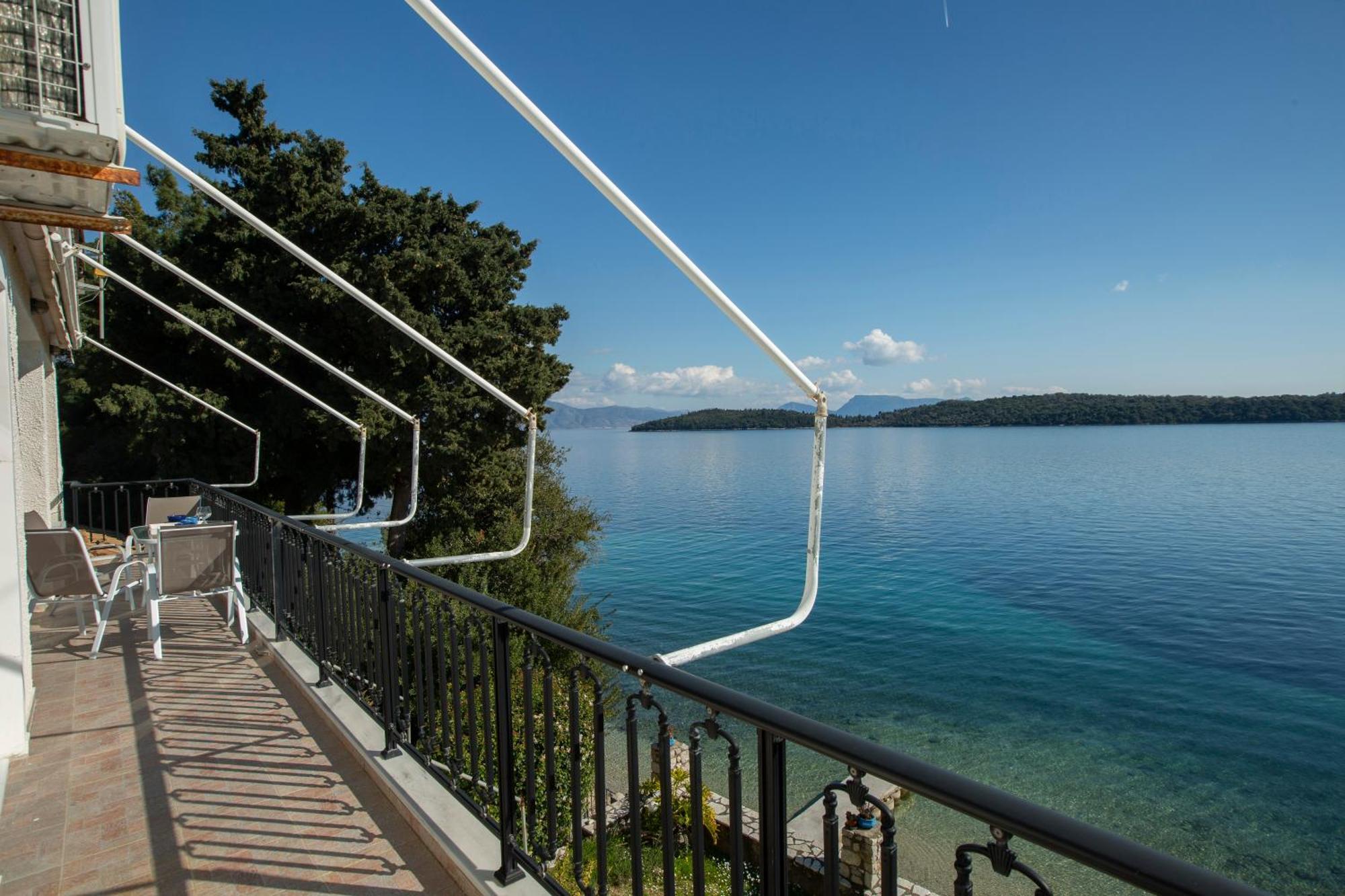 Agoritsa Beachfront With Its Own Pontoon Apartment *