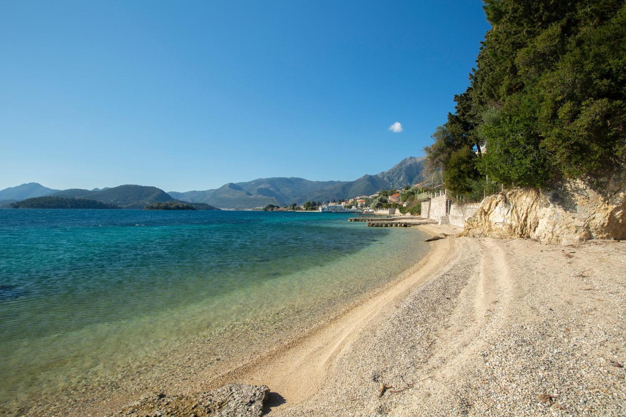 Apartment Agoritsa Beachfront With Its Own Pontoon