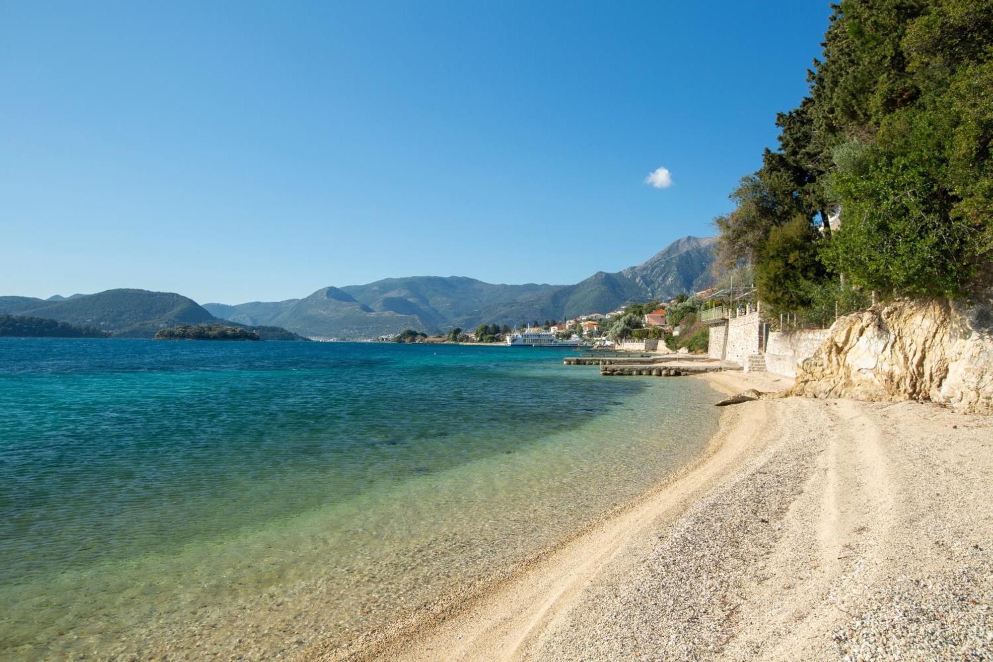 Apartment Agoritsa Beachfront With Its Own Pontoon