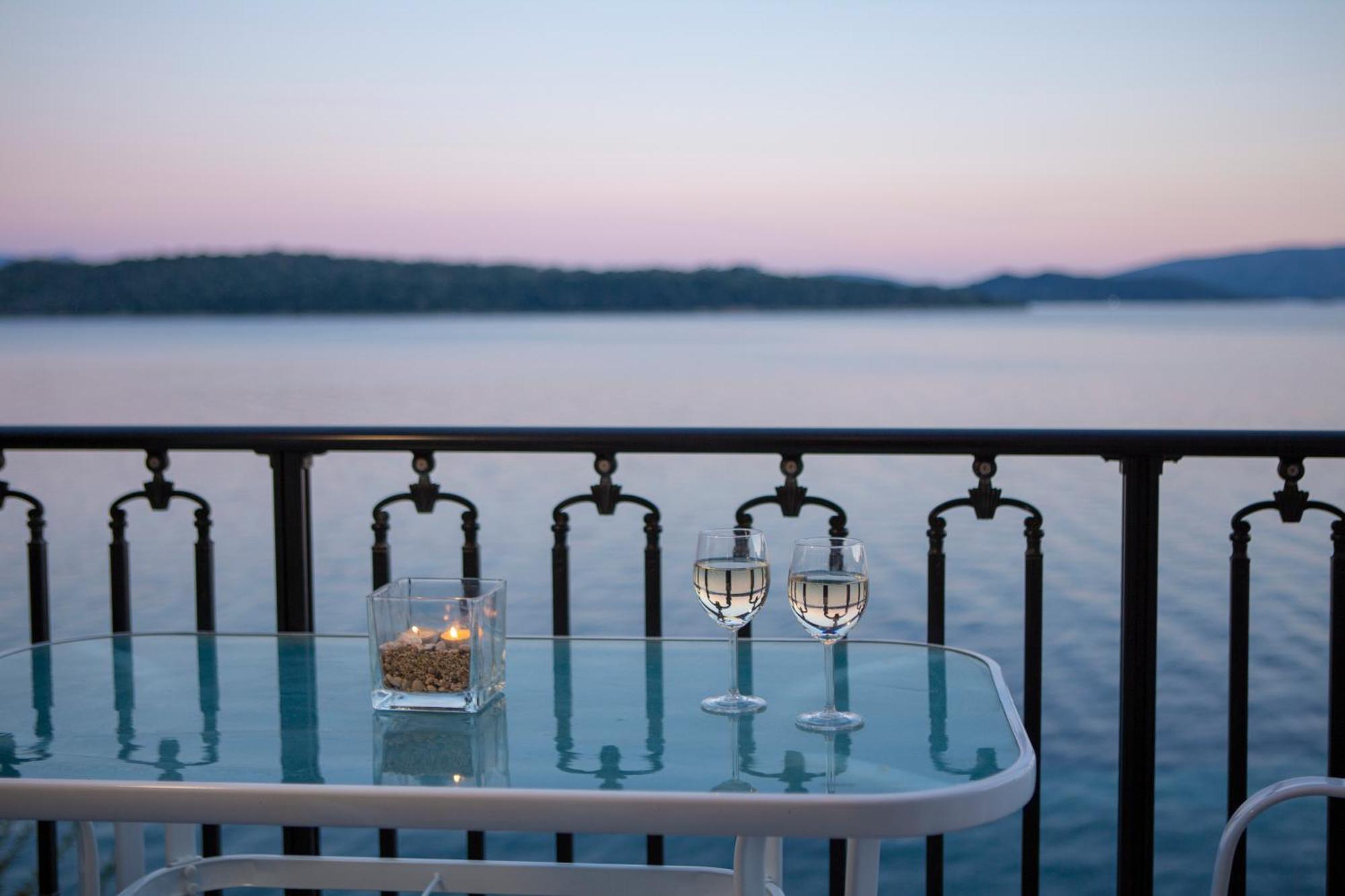 Apartment Agoritsa Beachfront With Its Own Pontoon Nydri (Lefkada)