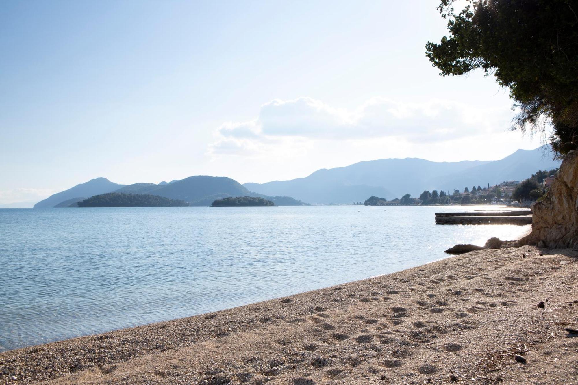 Apartment Agoritsa Beachfront With Its Own Pontoon Nydri (Lefkada)