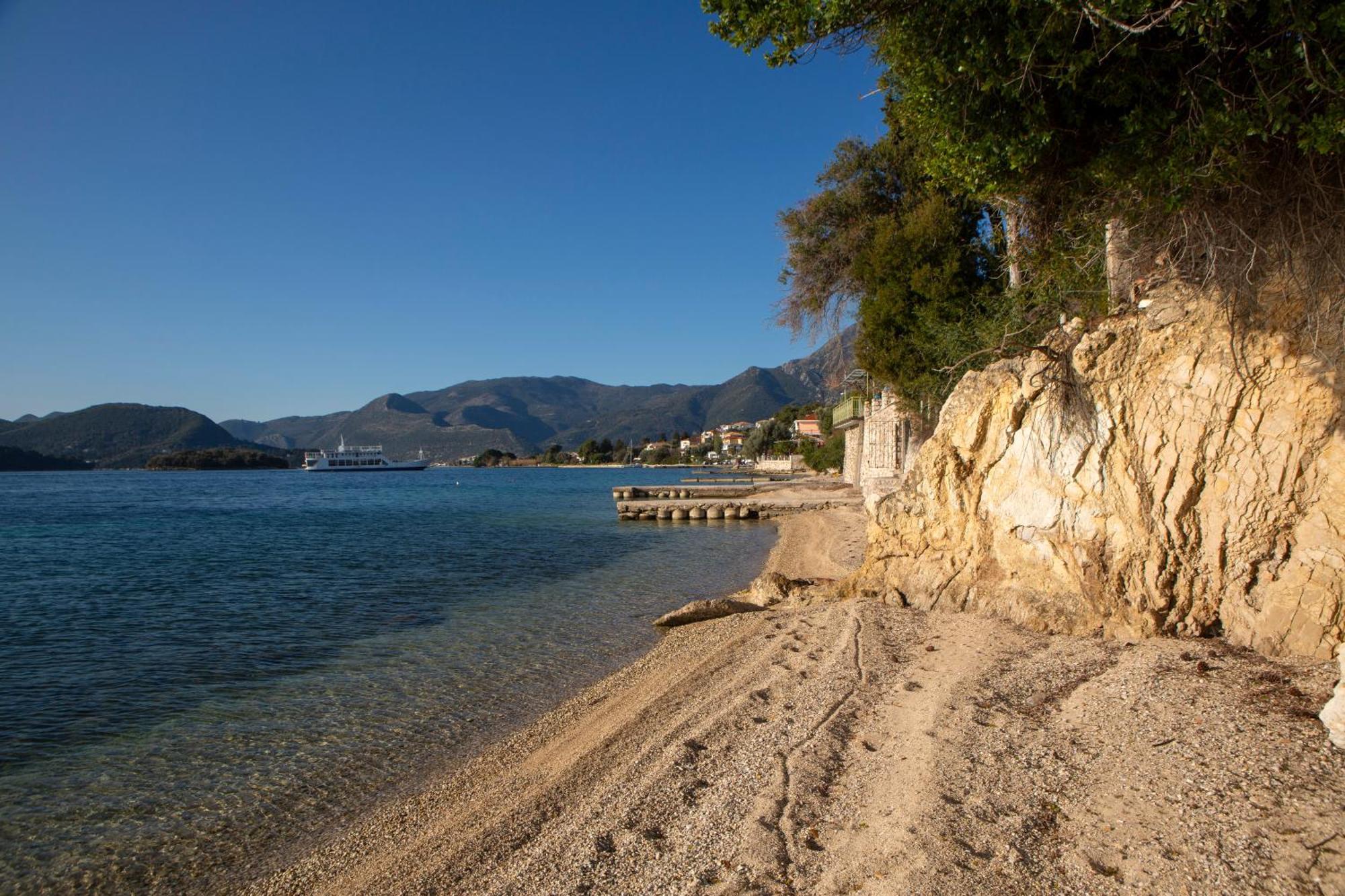 Agoritsa Beachfront With Its Own Pontoon Apartment