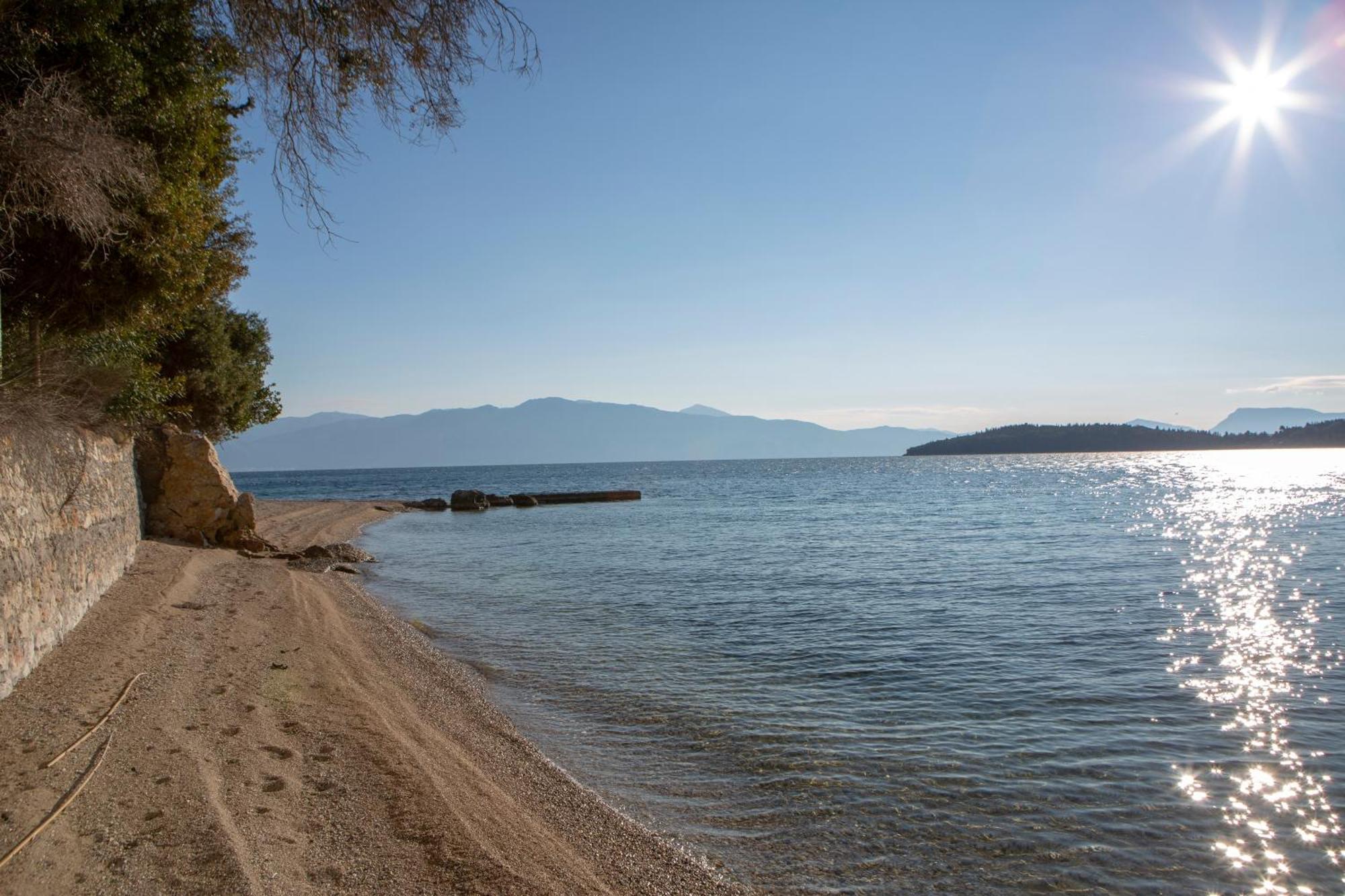 Apartment Agoritsa Beachfront With Its Own Pontoon *