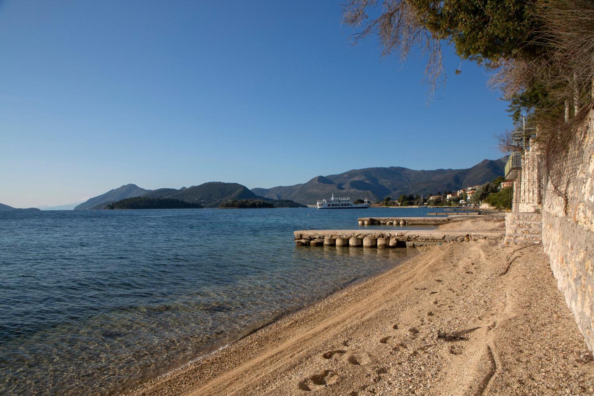 Agoritsa Beachfront With Its Own Pontoon Apartment Nydri (Lefkada)