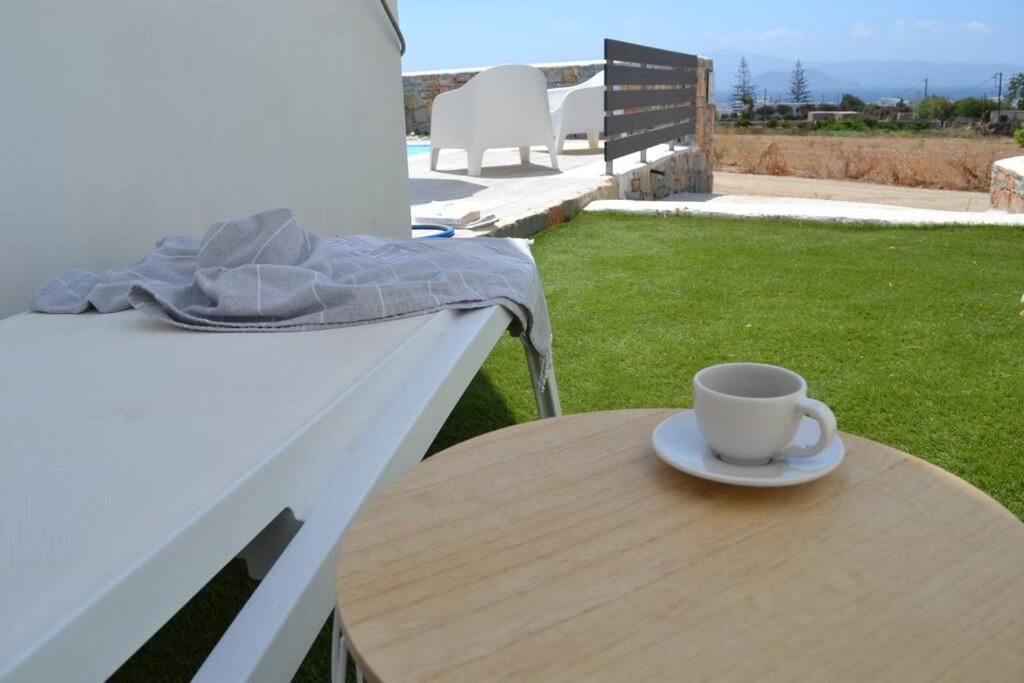 White Nadora Naxos