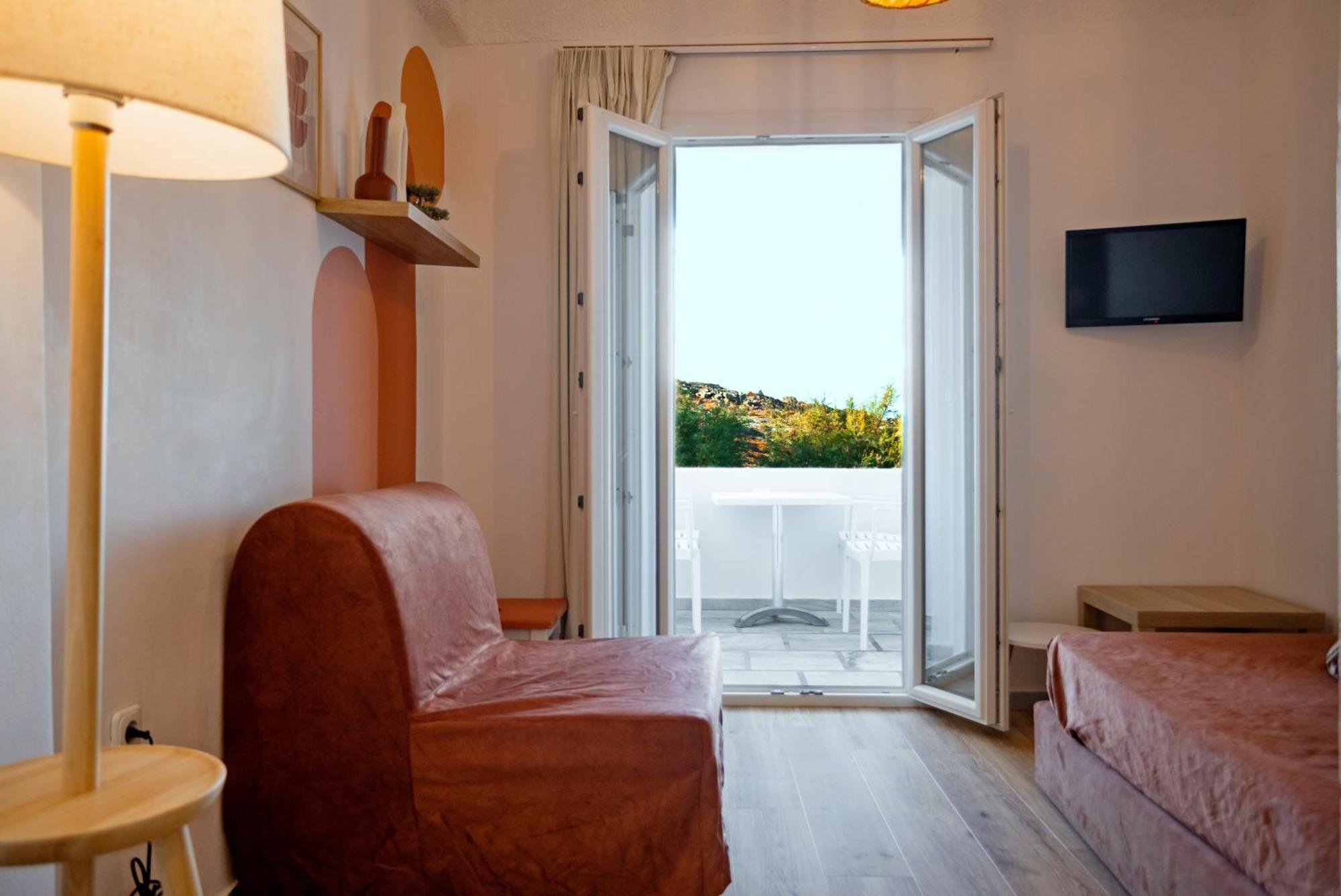 Adonis & 3* Naousa (Paros)