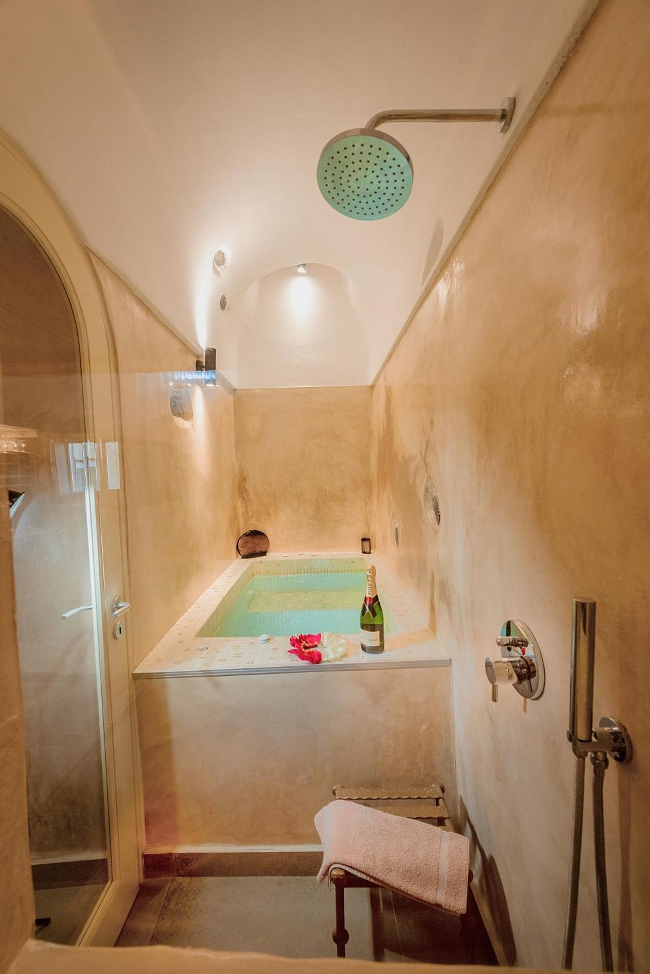 Luxury Hariton Villa Emporio (Santorini)