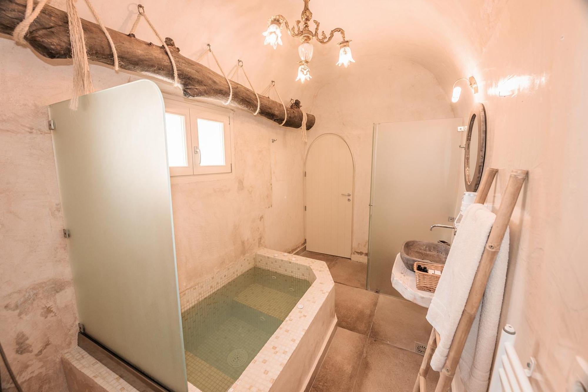 Luxury Hariton Emporio (Santorini)