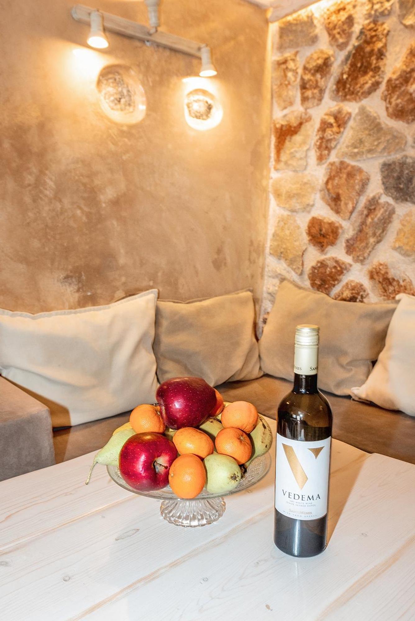 Luxury Hariton Emporio (Santorini)