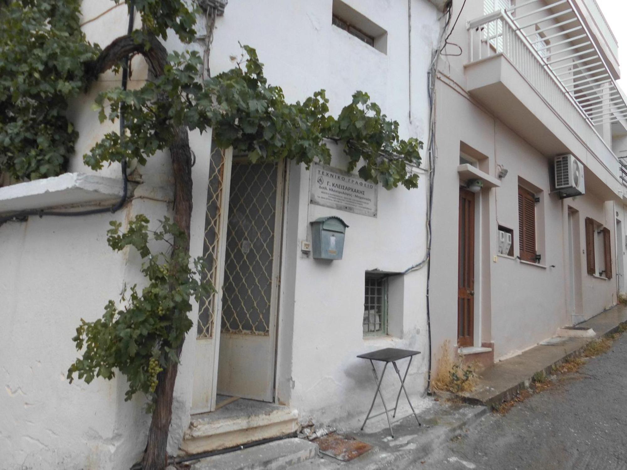 δυάρι με μπαλκόνι στην Apartment *