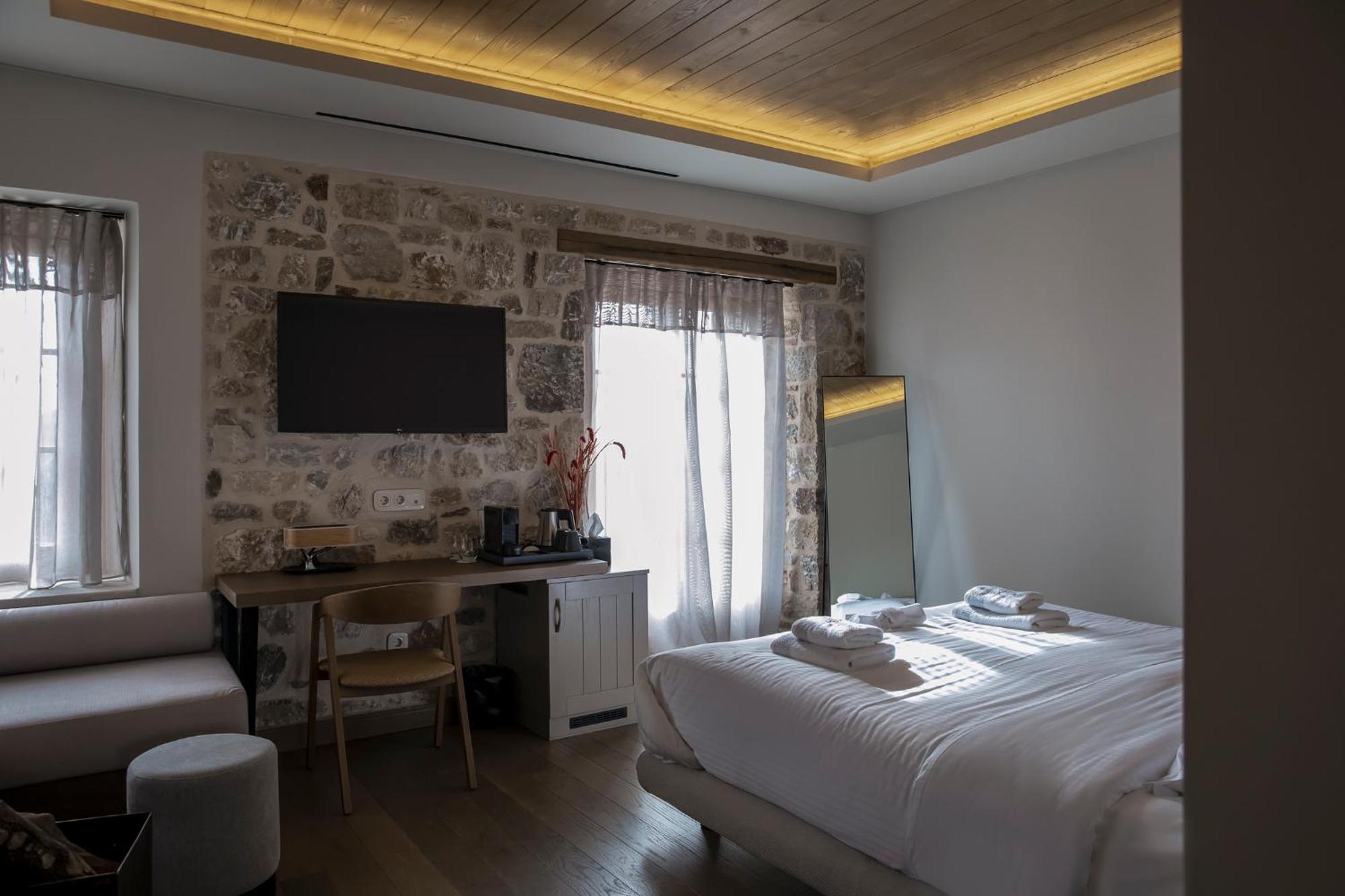μikri Arktos Boutique