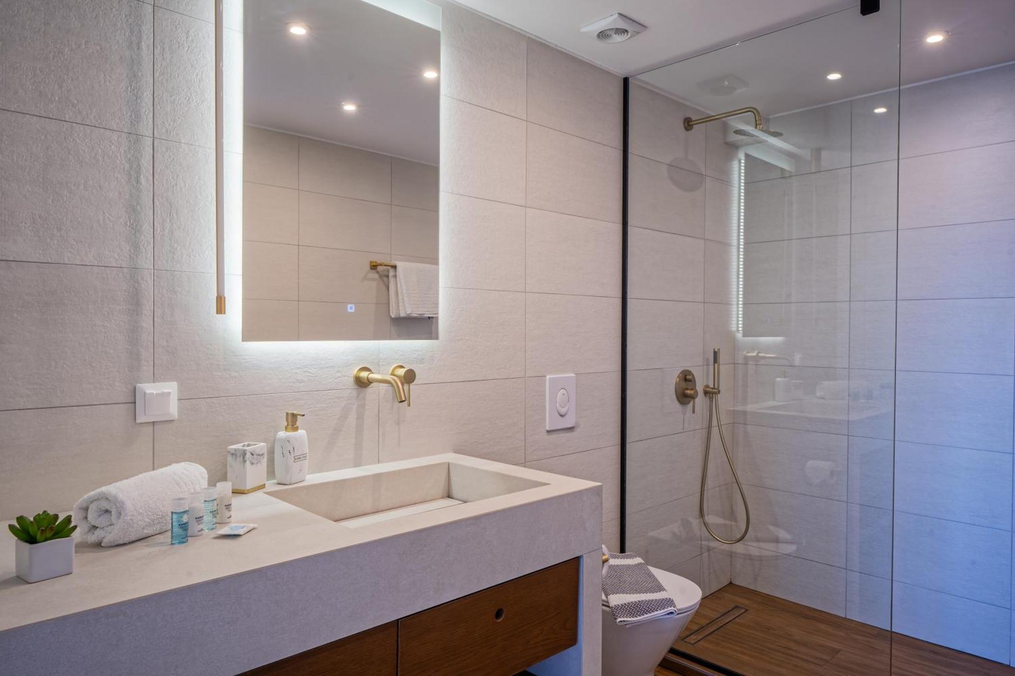 Amphimatrion Luxury *