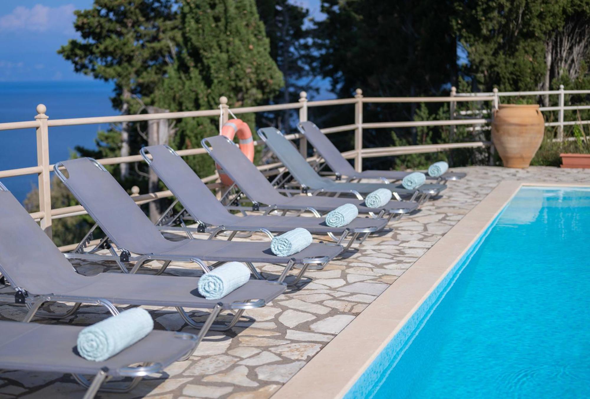 Pangolas Paxos Apartment *