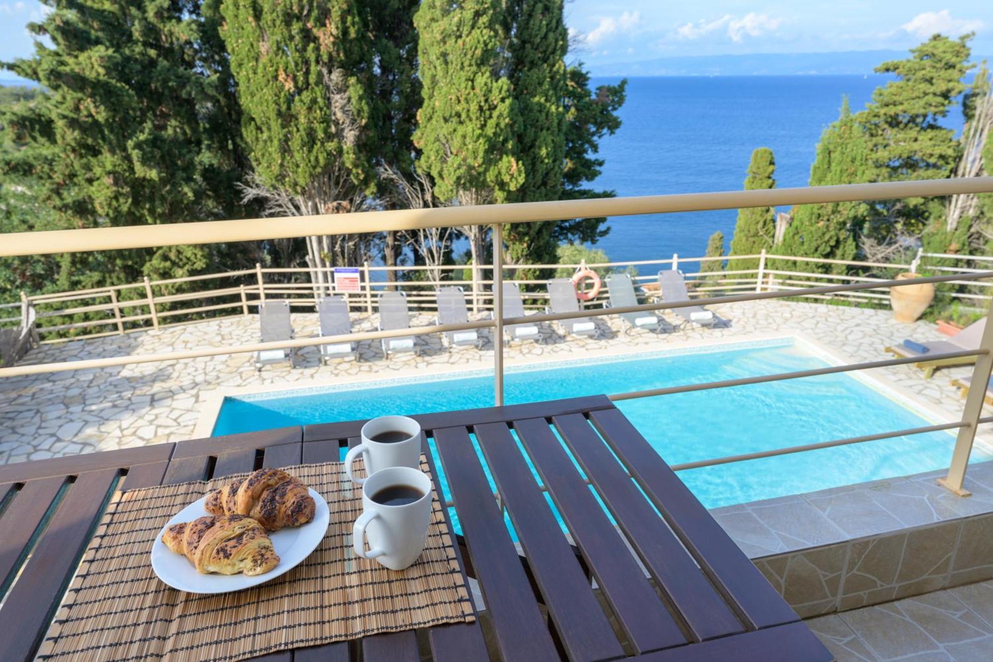 Pangolas Paxos Apartment *