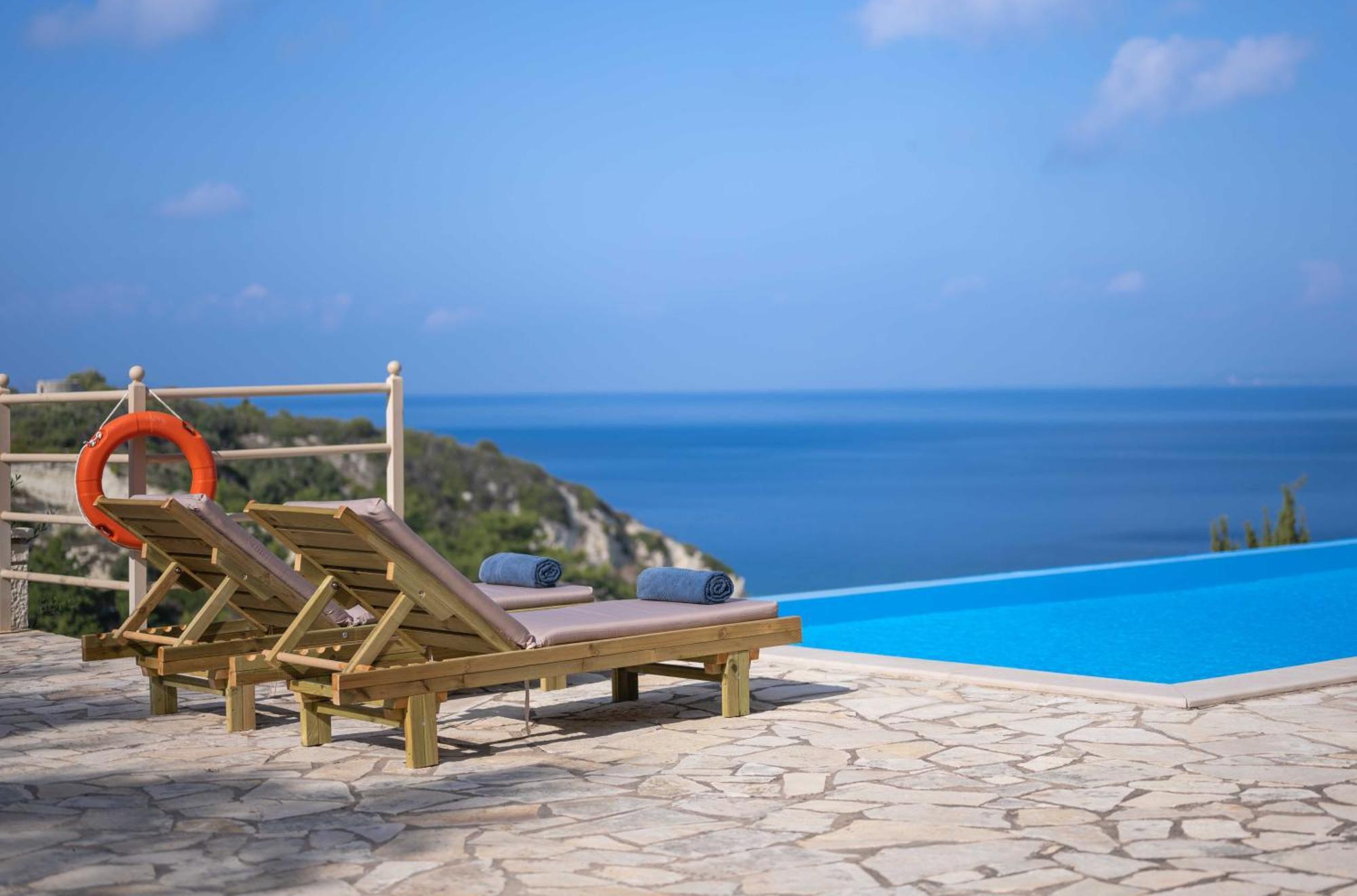 Pangolas Paxos Apartment *