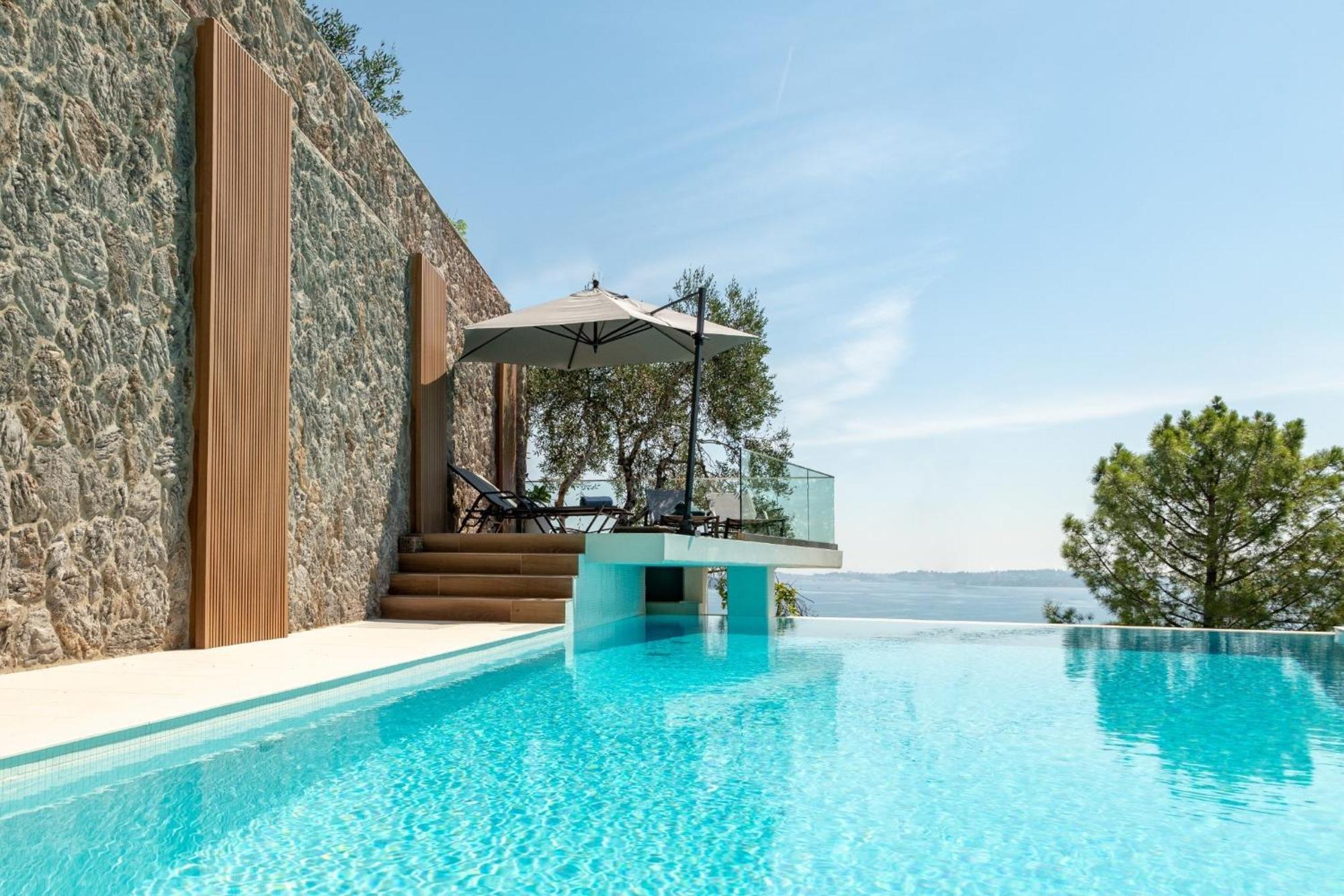 Driftwood Luxury Villa