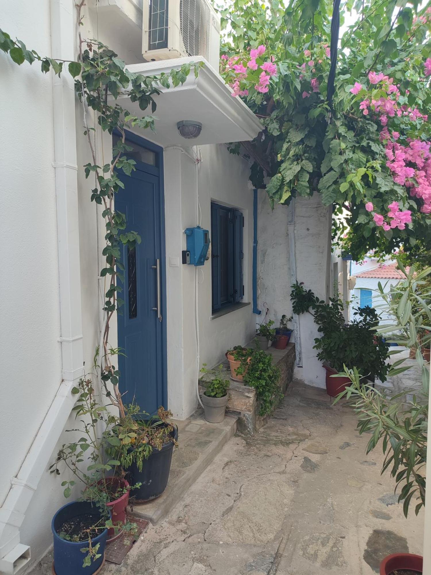 Kastro House *
