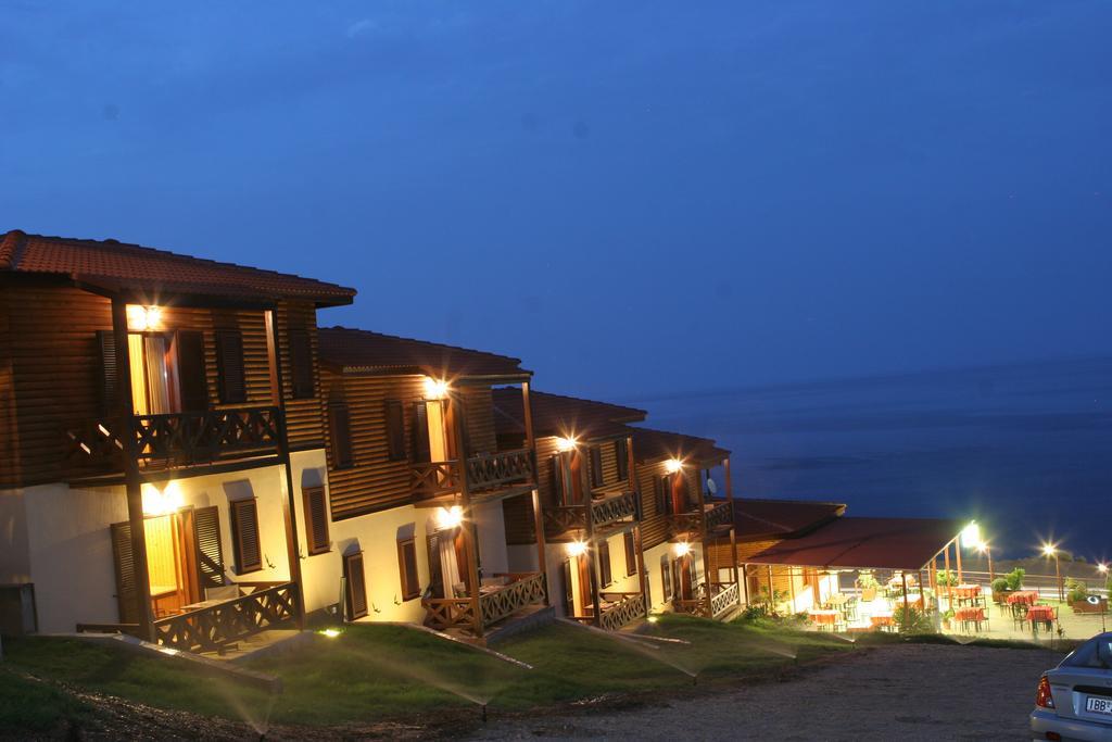 Wooden Nest Akhladheri